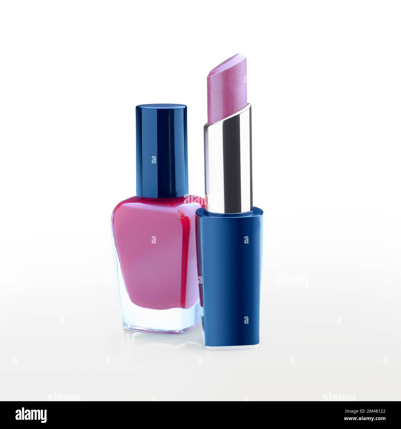 Immagine di un rossetto viola e di una bottiglia di smalto per unghie su sfondo bianco con un riflesso morbido. Tracciato di ritaglio Foto Stock