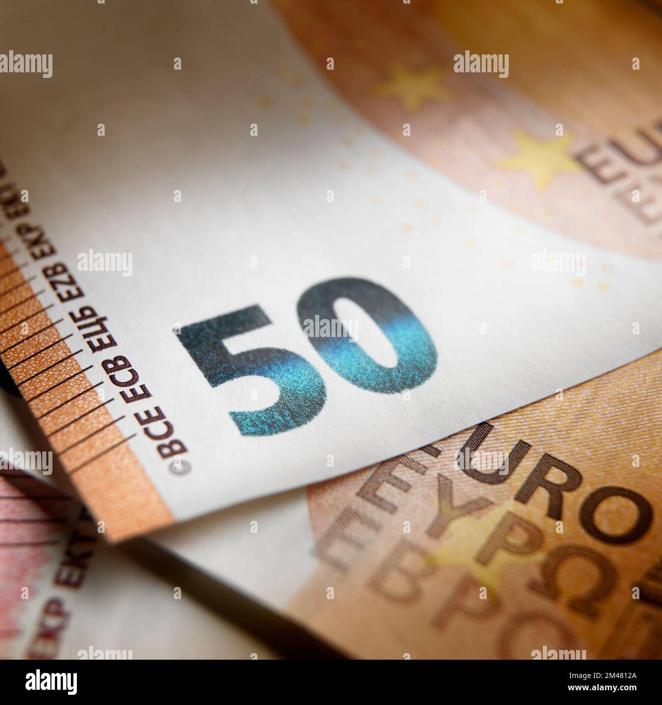 Poco focalizzata sulla vista ravvicinata di una banconota da cinquanta euro con effetto luce Foto Stock
