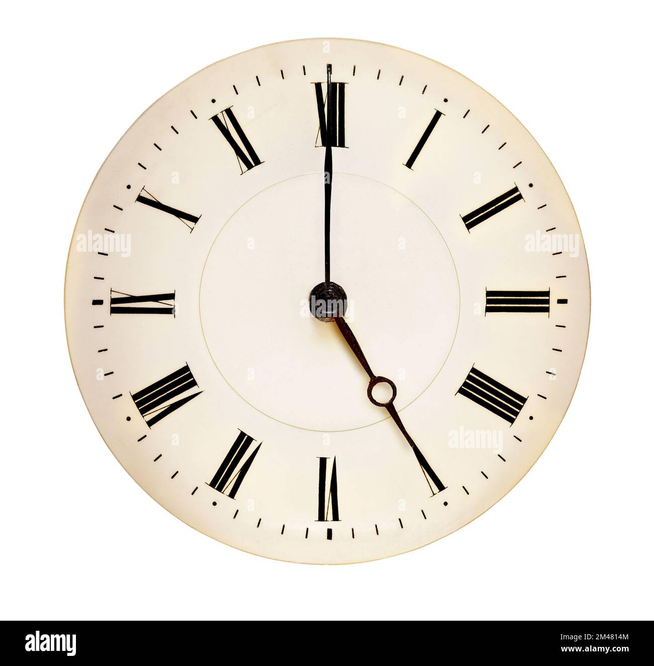Antico orologio volto che punta a fiveo'clock isolato su sfondo bianco. Concetto di tempo del tè Foto Stock
