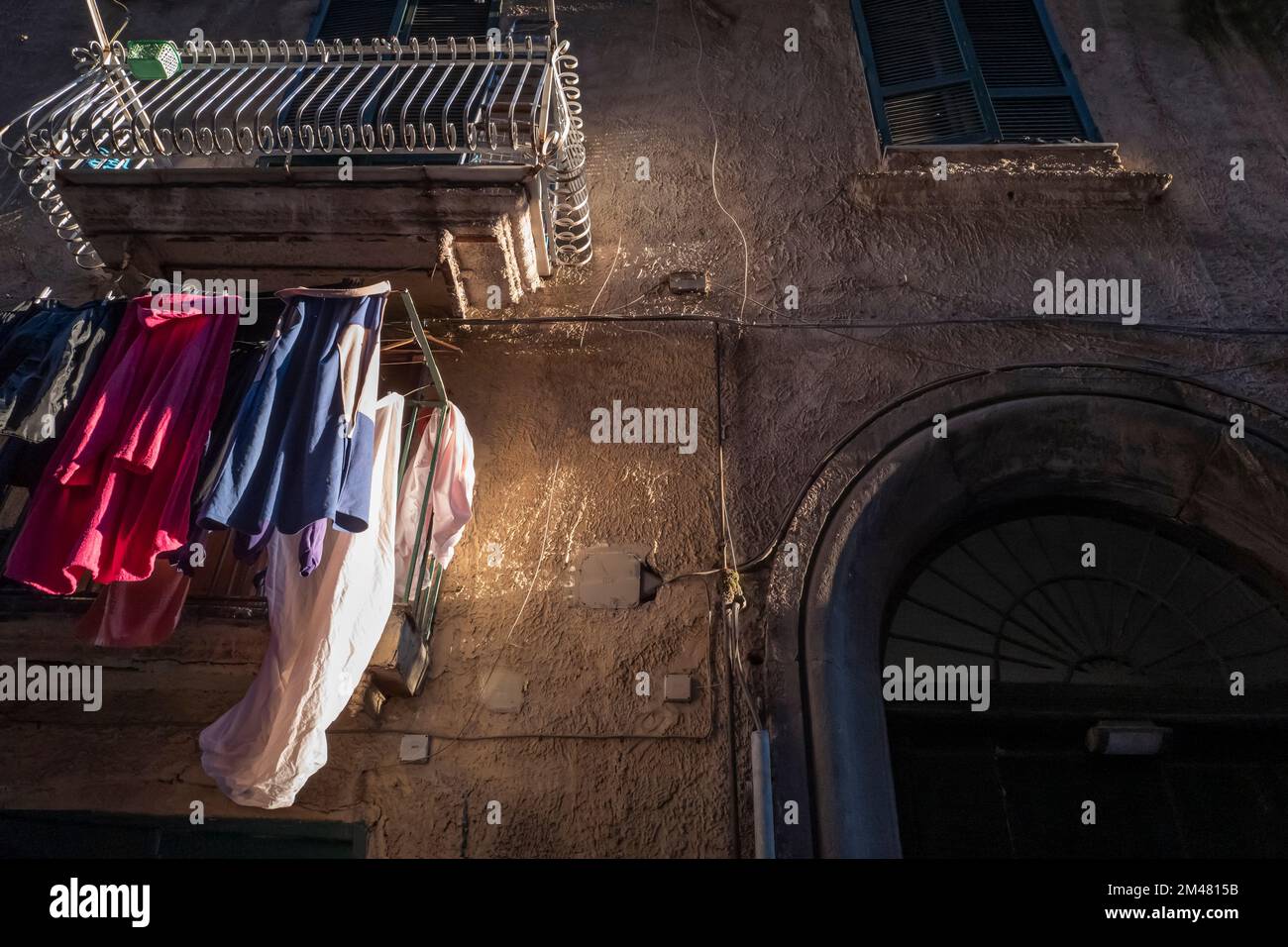 Napoli - Italia, marzo 2022. Pittoresca vista dettagliata del tipico balcone e dei vestiti appesi al quartiere Spagnuoli (quartiere spagnolo) Foto Stock
