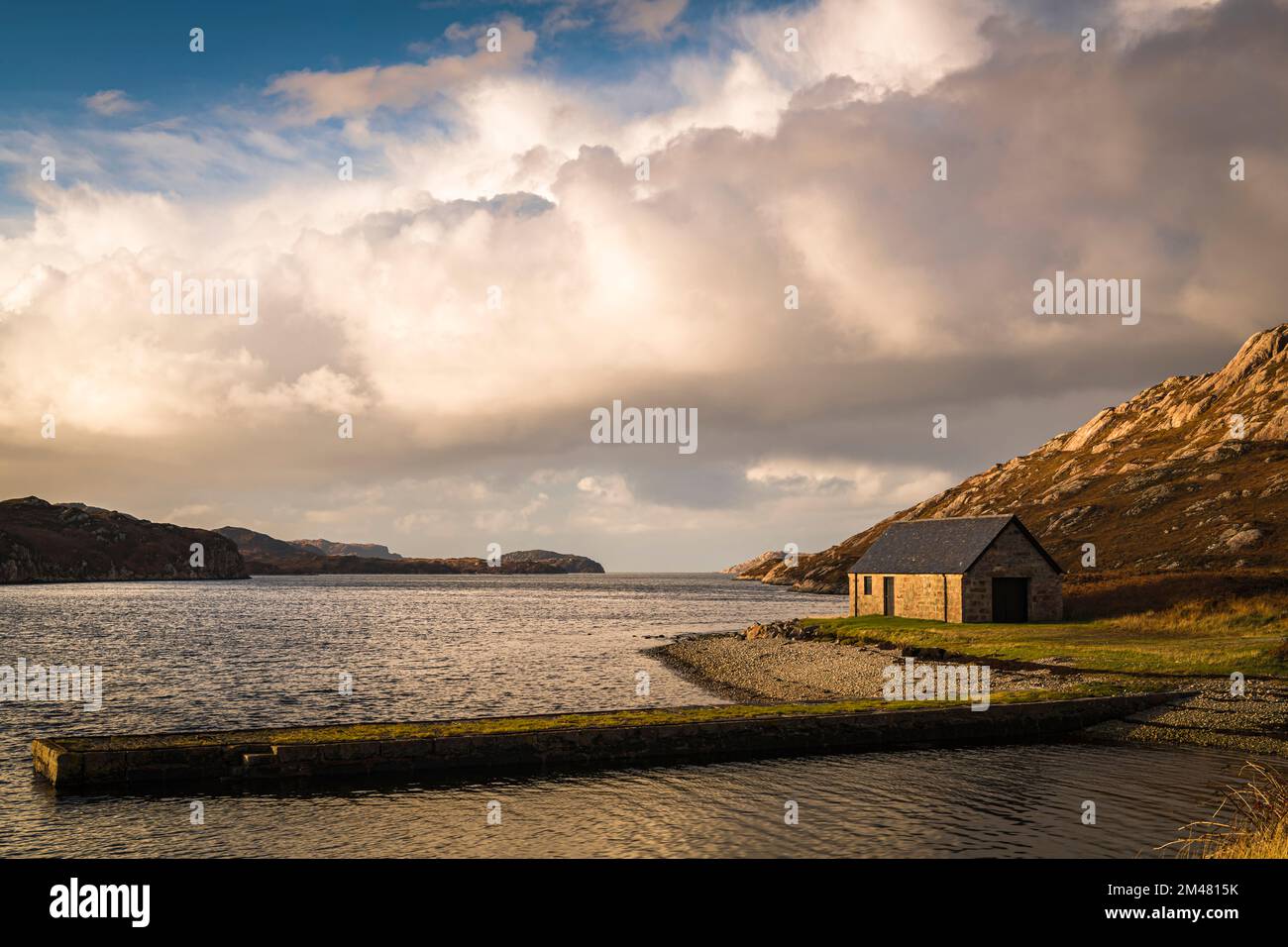 Un'immagine autunnale HDR della boathouse a Laxford Bay, crogiolandosi alla luce del sole sulla rotta turistica NC500, Sutherland, Scozia 03 novembre 2022 Foto Stock