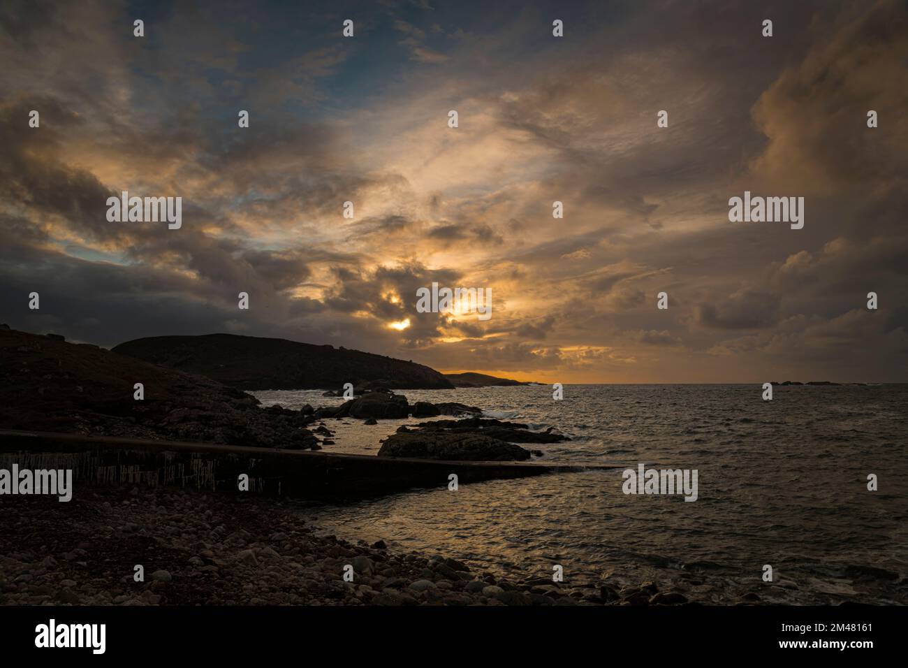 Un'immagine autunnale HDR del tramonto costiero a Port Chaligaig vicino a Kinlochbervie, Sutherland, Scozia. 03 Noverber 2022 Foto Stock