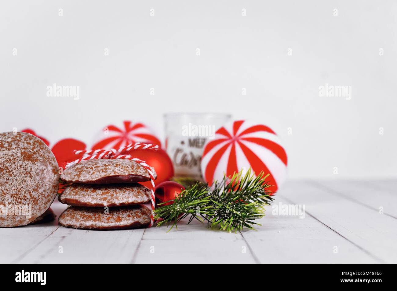 Pila di biscotti di Natale tradizionali tedeschi con pan di zenzero smaltato, chiamati 'Lebkuchen' Foto Stock