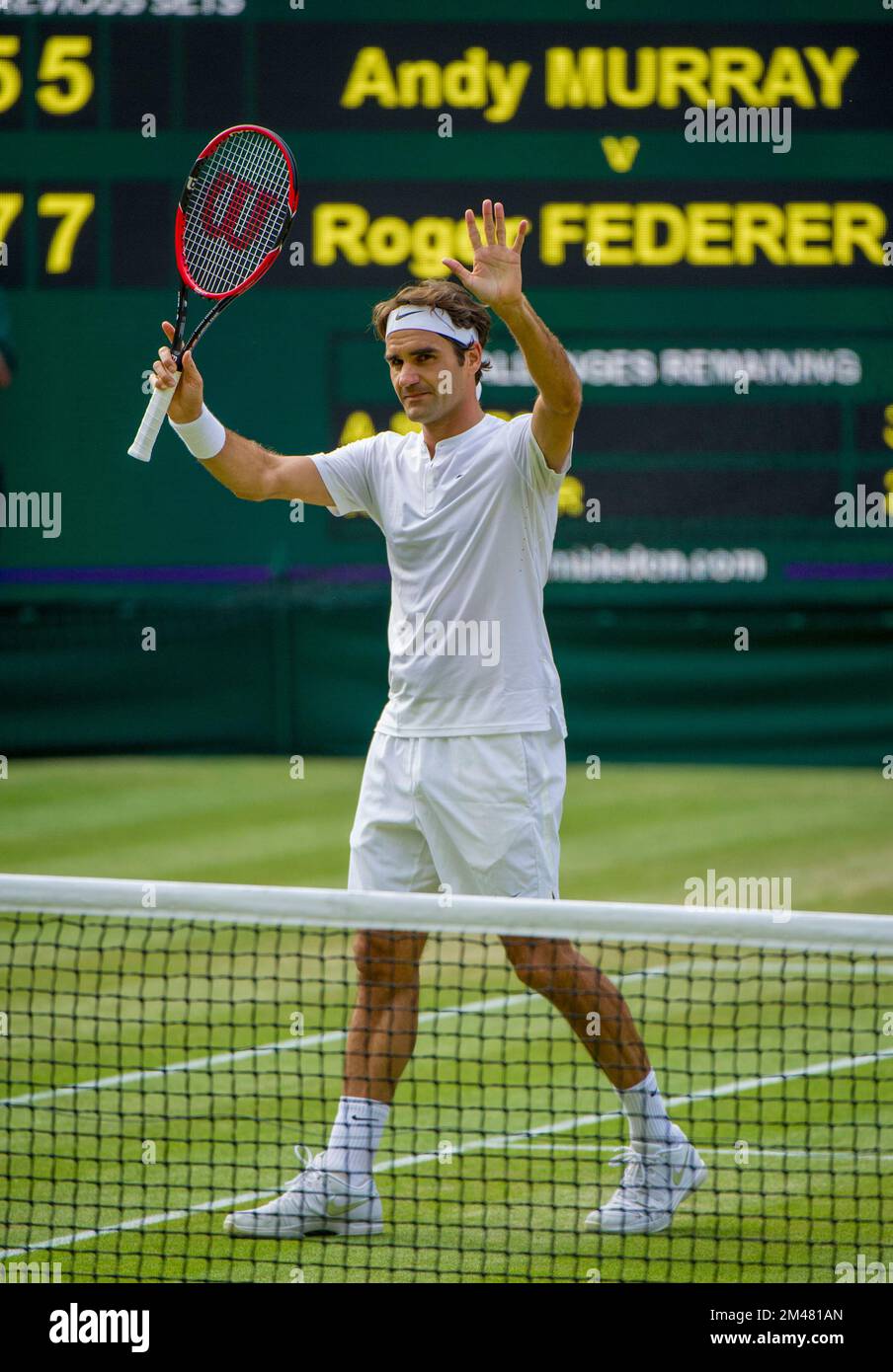 Wimbledon Championships 2015, Roger Federer festeggia dopo aver sconfitto Andy Murray nella semifinale maschile del Centre Court. Foto Stock