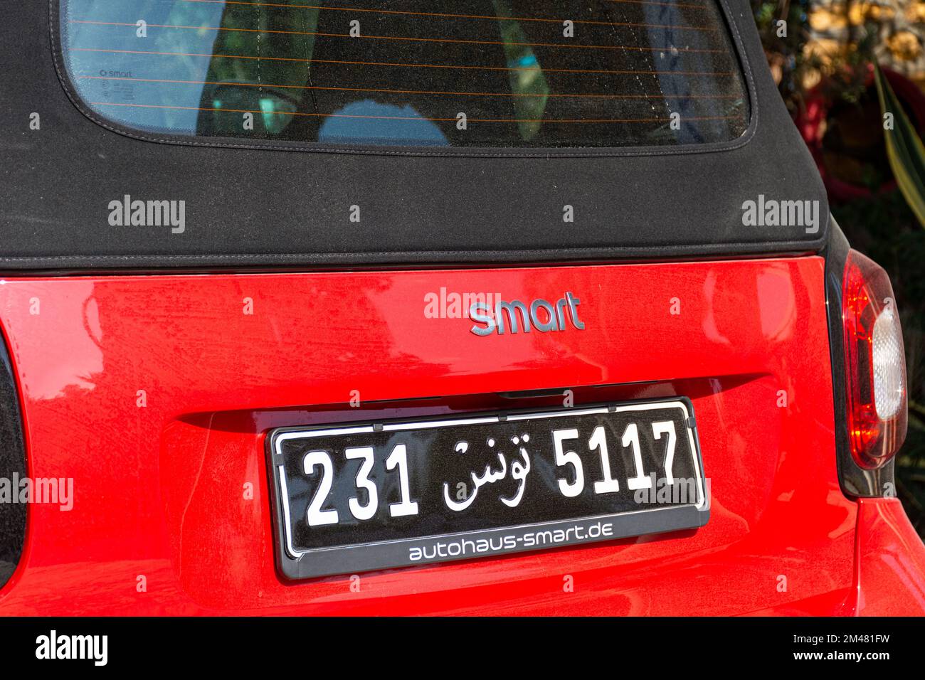 Primo piano una macchina rossa intelligente ForTwo nel parcheggio dell'hotel in una bella giornata di sole. Foto Stock