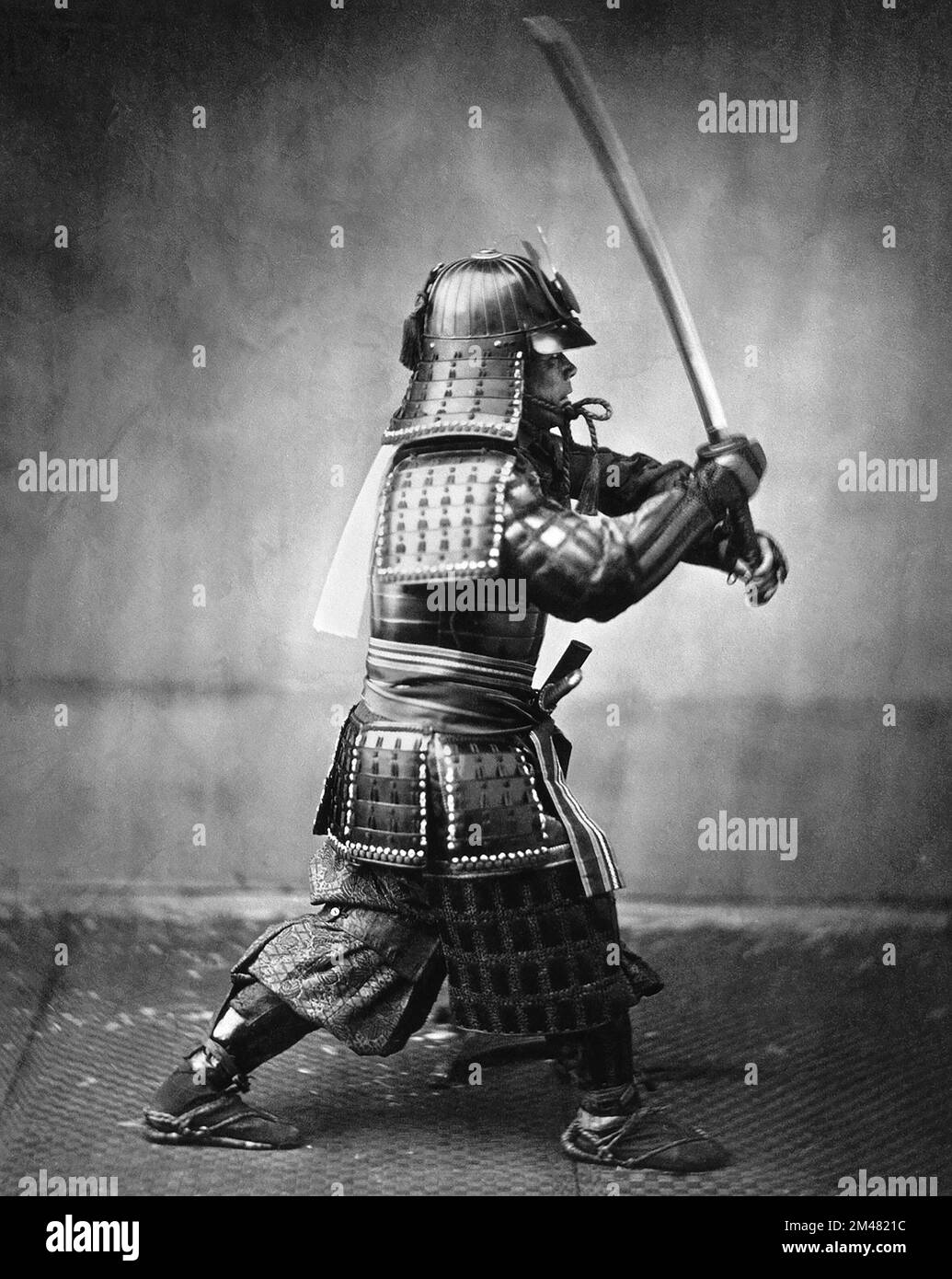 Samurai. Fotografia di un samurai giapponese corazzato con spada e pugnale, 1860 Foto Stock