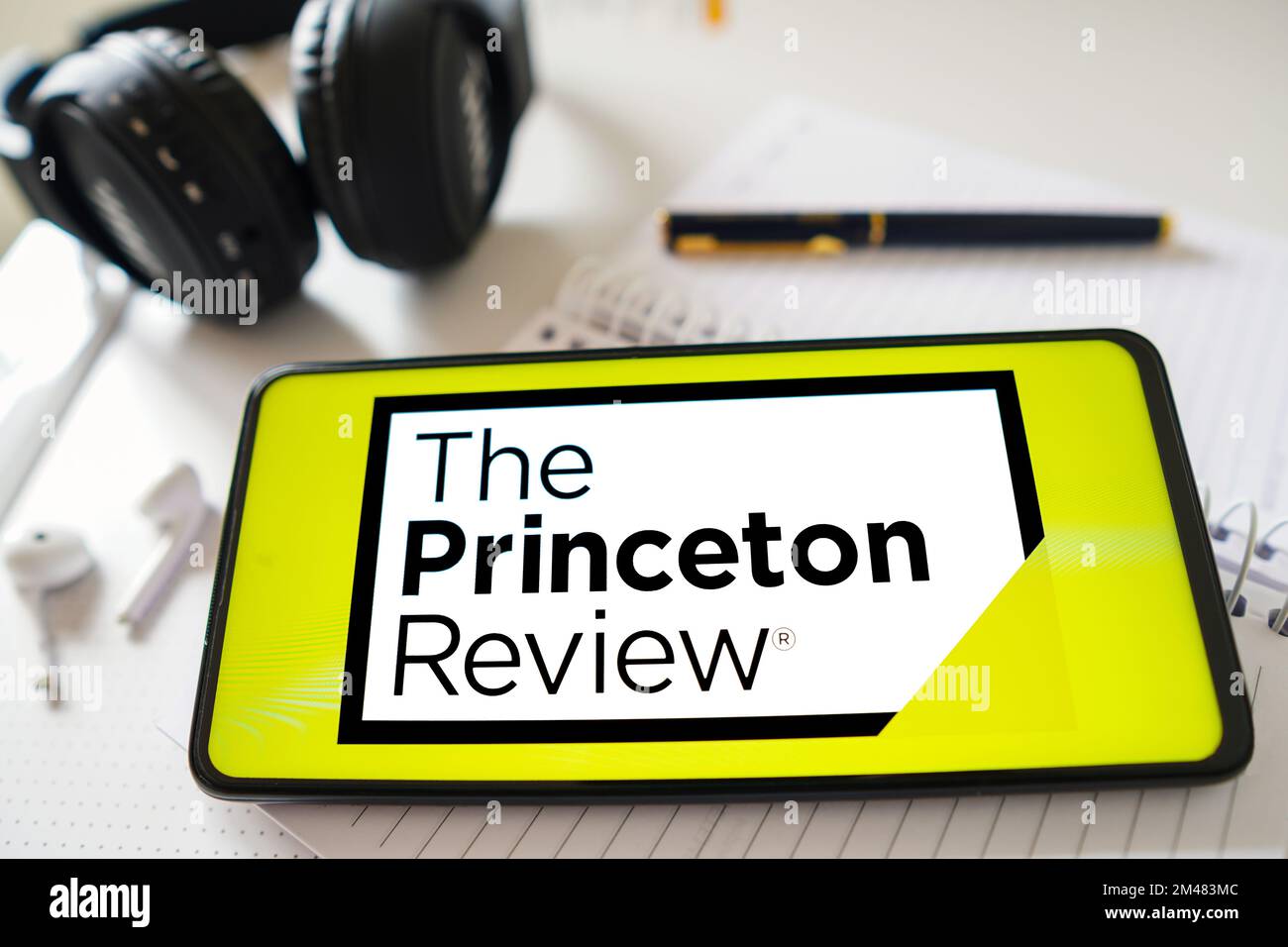 Brasile. 19th Dec, 2022. In questa illustrazione, il logo Princeton Review viene visualizzato sullo schermo di uno smartphone. (Foto di Rafael Henrique/SOPA Images/Sipa USA) Credit: Sipa USA/Alamy Live News Foto Stock