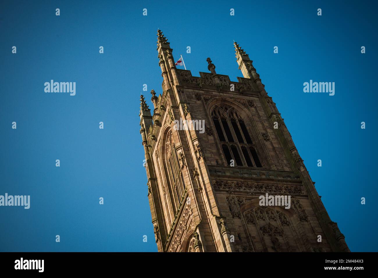 Derby Cattedrale con cielo blu, derby, inghilterra, regno unito Foto Stock