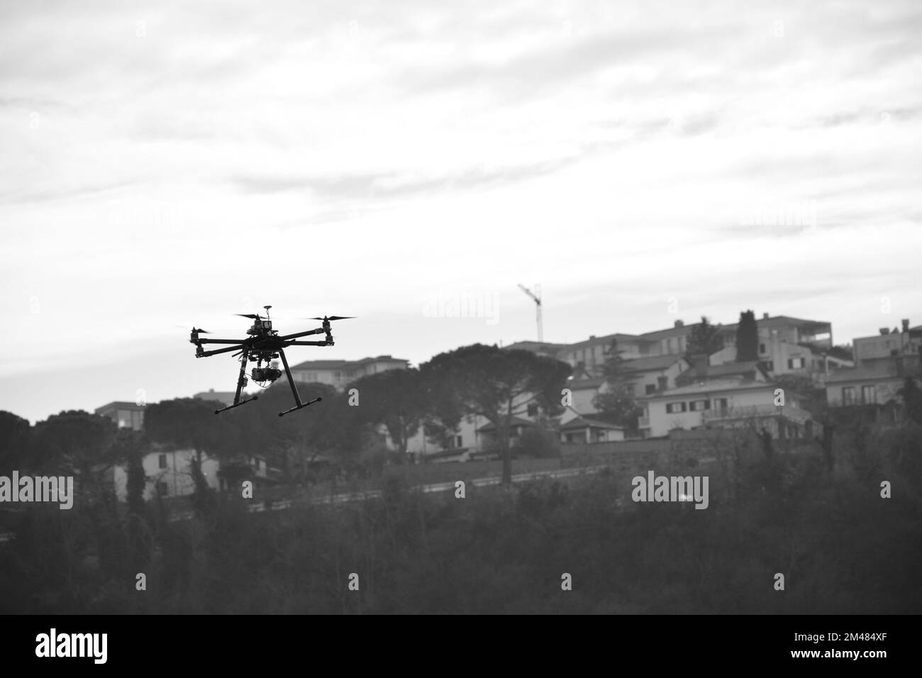Drone in volo, foto in bianco e nero Foto Stock