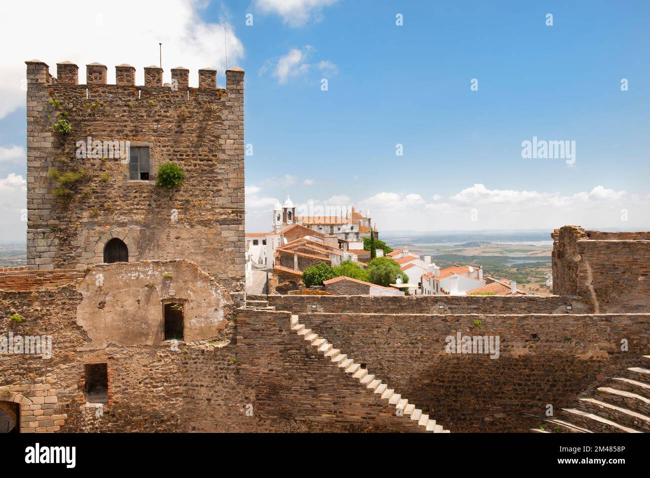 Monsaraz, vista da bastioni di Santa Maria da Lagoa o la chiesa di Nossa Senhora de Lagoa, Alentejo, Portogallo Foto Stock