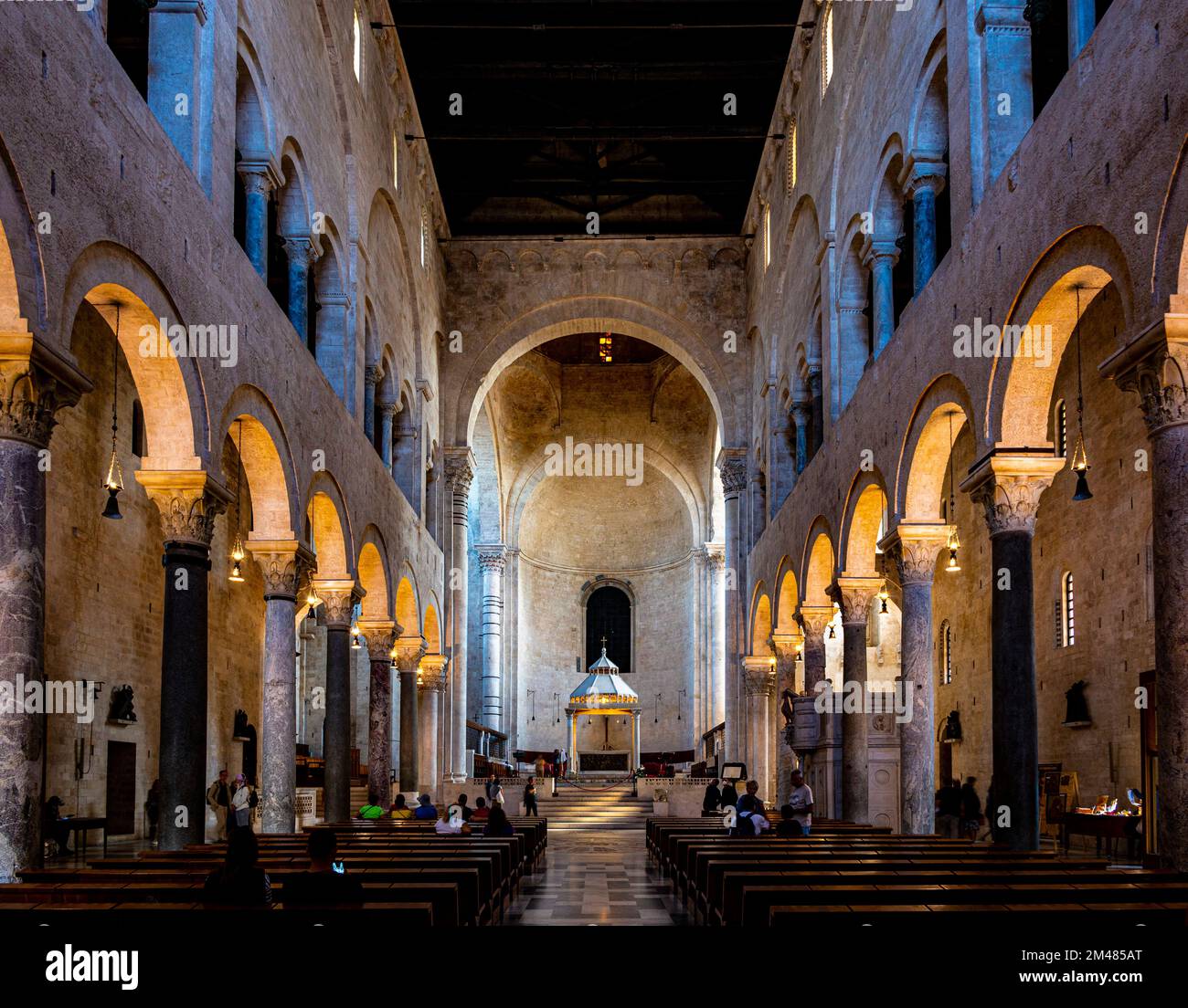 Vista dell'interno della Cattedrale di San Sabino a Bari, Puglia Foto Stock