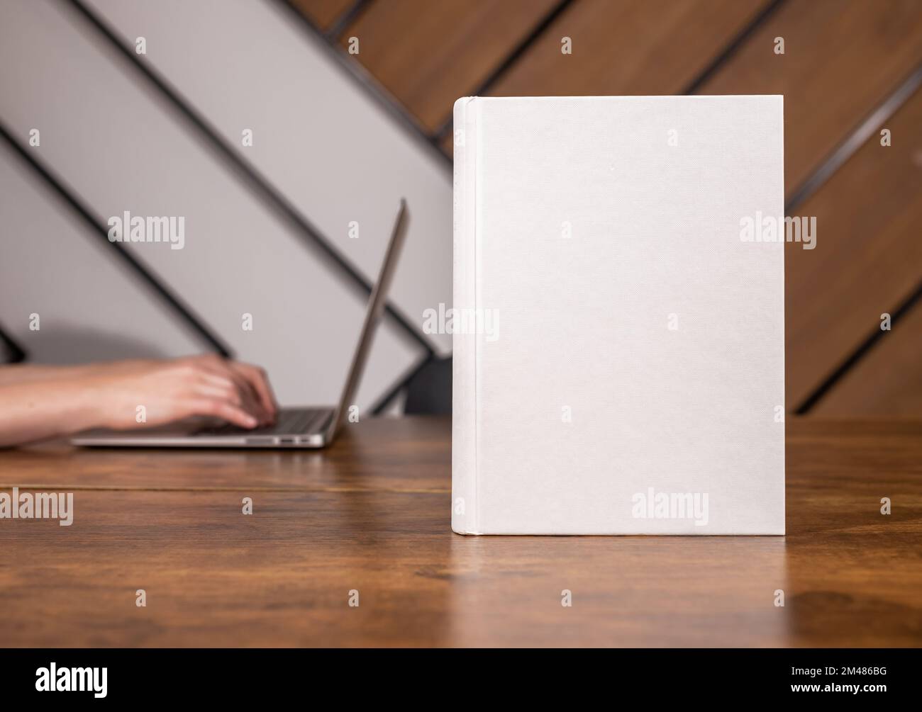 Libro mockup, modello di copertina rigida, business letteratura mock up sulla scrivania ufficio, tavolo. Foto di alta qualità Foto Stock