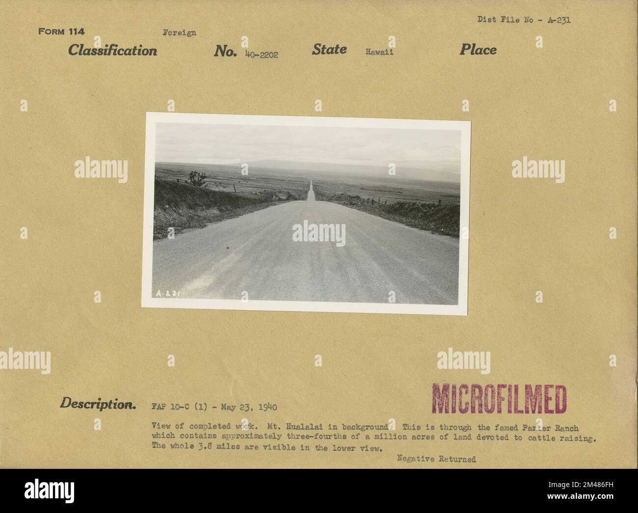Vista del lavoro completato. Didascalia originale: FAP 10-C (1) - Vista del lavoro completato. Mt. Hualalai sullo sfondo. Questo avviene attraverso il famoso Parker Ranch, che contiene circa tre quarti di un milione di acri di terreno dedicato all'allevamento di bestiame. Le 3,8 miglia intere sono visibili nella vista inferiore. Stato: Hawaii. Foto Stock