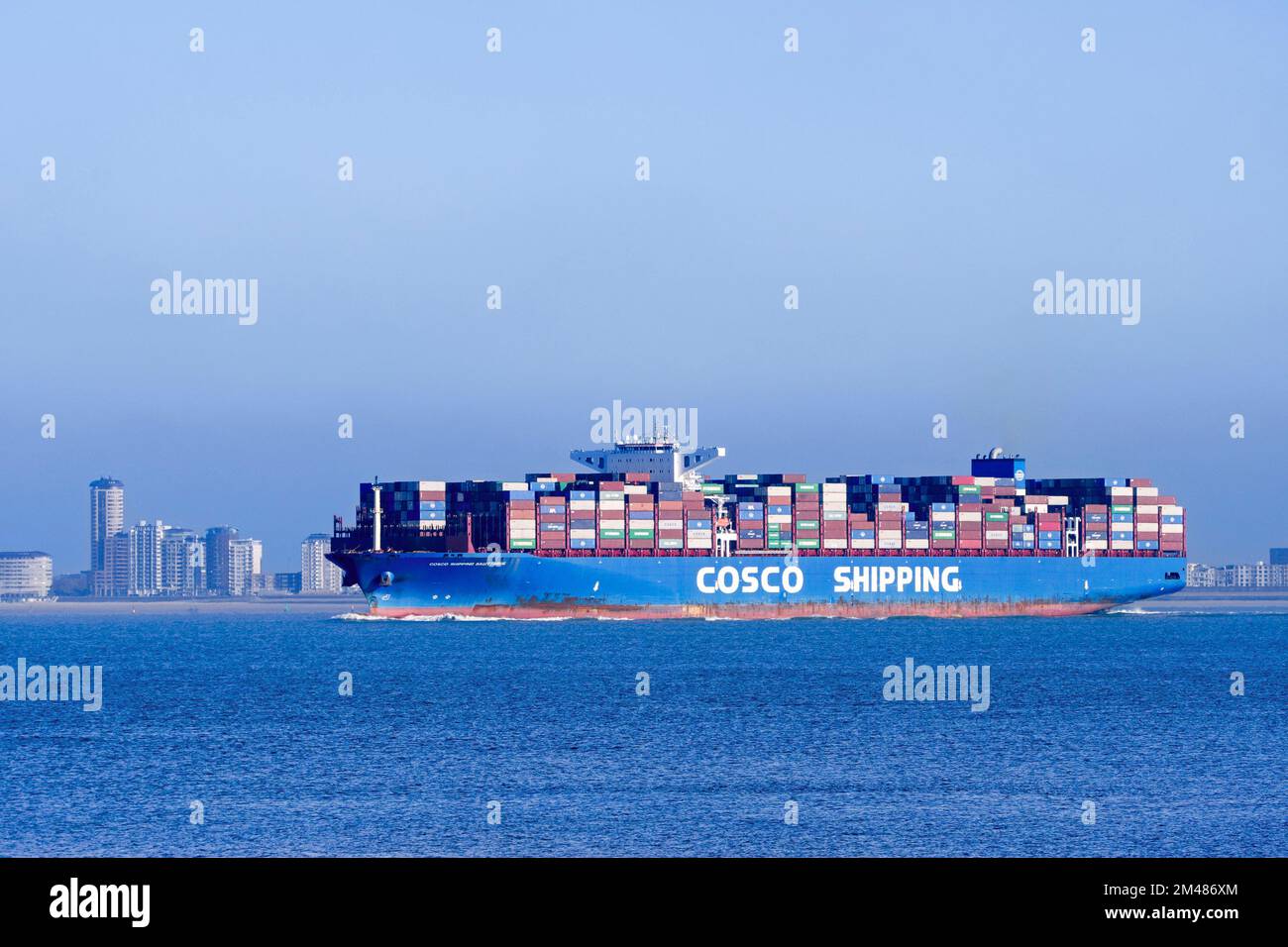 Container cinese / Containership COSCO Shipping Sagittarius caricato con container sul Mare del Nord, navigando sotto bandiera di Hong Kong, Cina Foto Stock