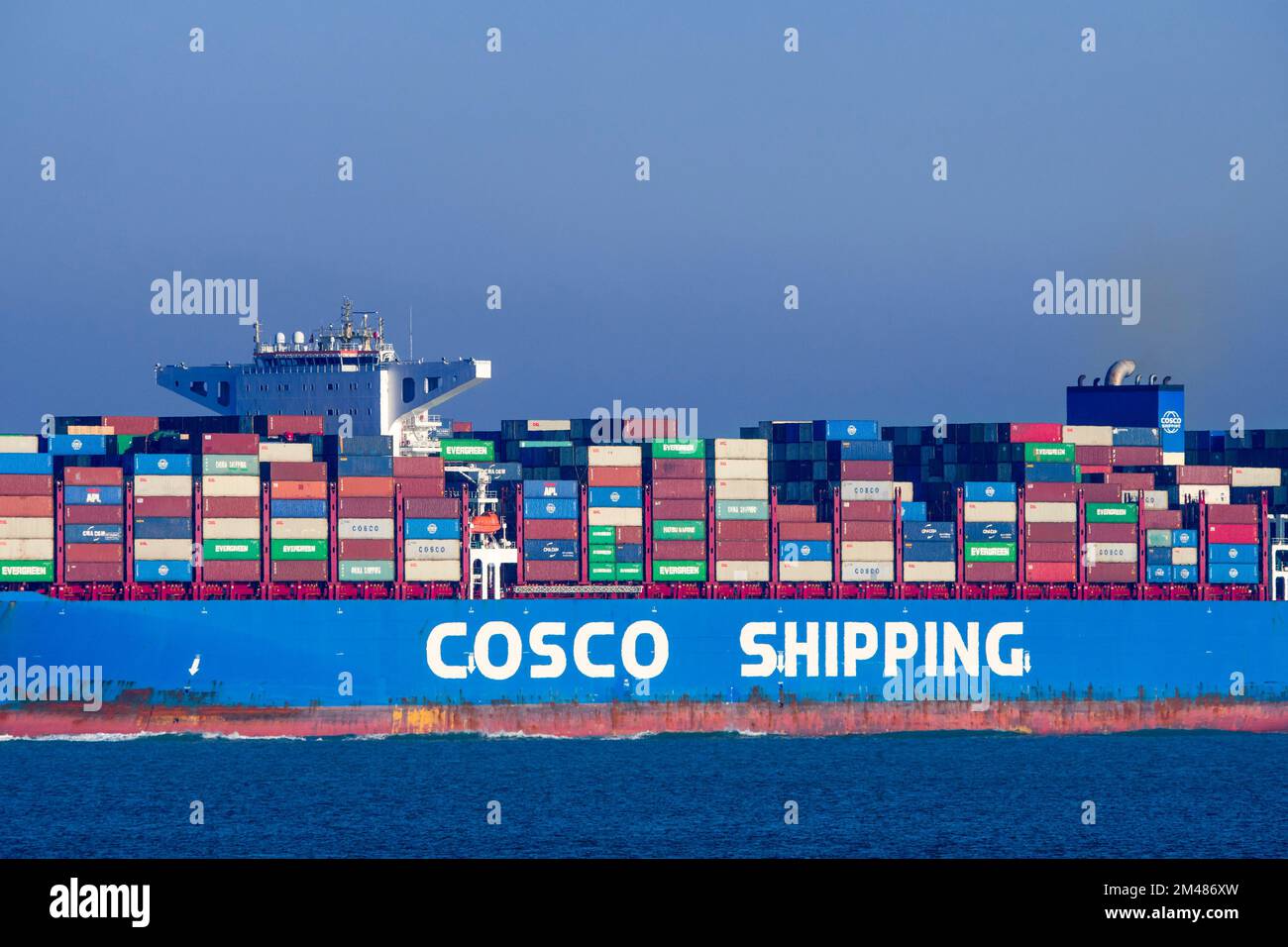 Container cinese / Containership COSCO Shipping Sagittarius caricato con container sul Mare del Nord, navigando sotto bandiera di Hong Kong, Cina Foto Stock