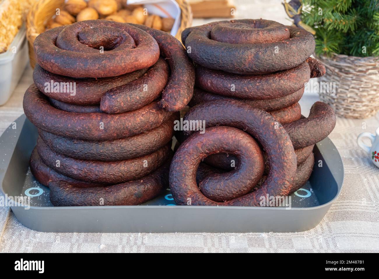 C'era un sacco di salsiccia di sangue, vista dall'alto. Sfondo da salsiccia fatta in casa. Mercato dei casalinghe. Foto Stock