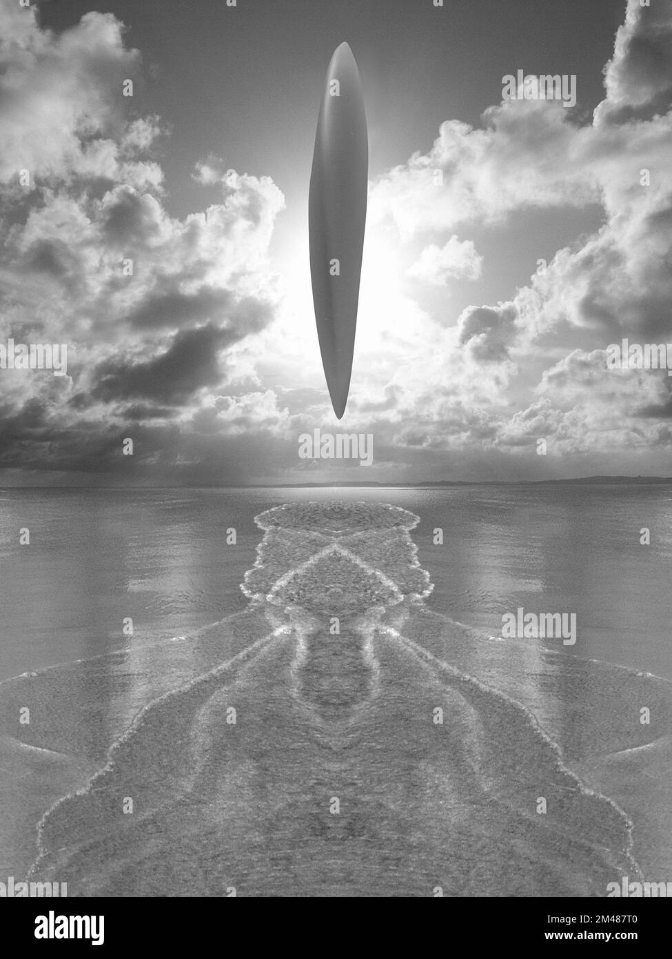 UFO vola oltre oceano cause di superficie bassa marea. Le nuvole in cielo. Il rendering 3D Foto Stock