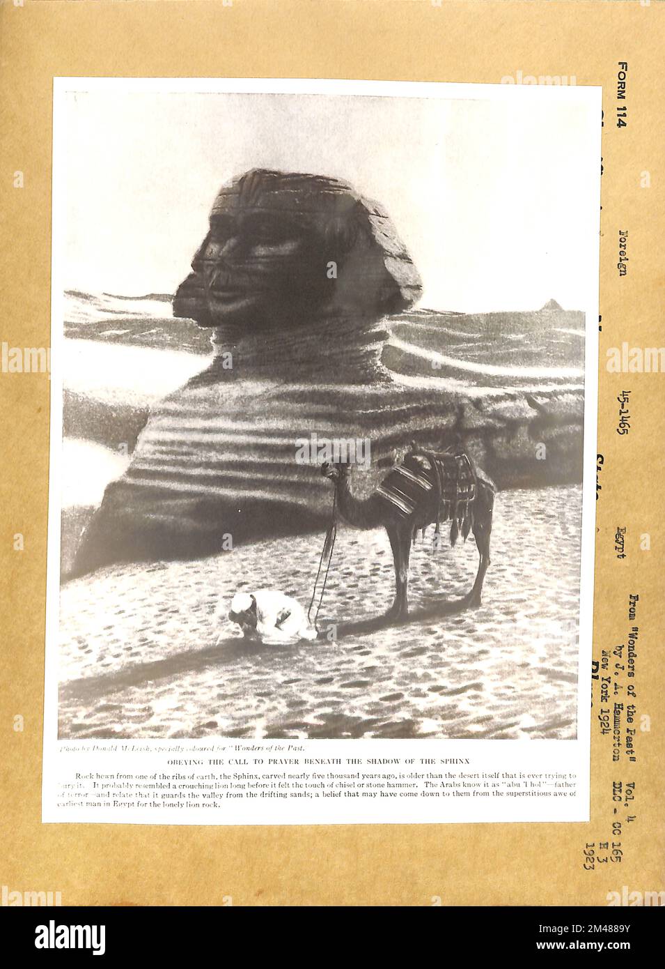 Obbedire alla chiamata alla preghiera sotto l'ombra della Sfinge. Didascalia originale: Obbedire alla chiamata alla preghiera sotto l'ombra della Sphinx da 'meraviglie del passato' di JA Hammerton New York 1924. Stato: Egitto. Foto Stock