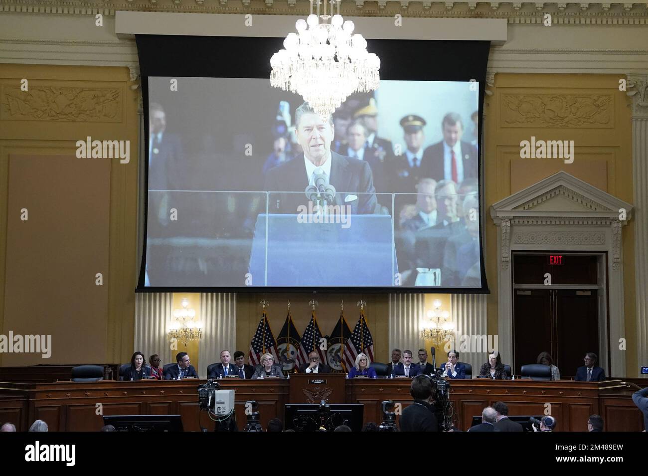 Washington, Stati Uniti. 19th Dec, 2022. Il Comitato di selezione della Camera indaga sull'attacco del 6 gennaio agli Stati Uniti Il Campidoglio mostra un video dell'ex presidente Ronald Reagan mentre tiene la sua ultima audizione pubblica per discutere i risultati di un'indagine di 18 mesi, a Capitol Hill a Washington, DC lunedì 19 dicembre 2022. Foto di Ken Cedeno/UPI Credit: UPI/Alamy Live News Foto Stock