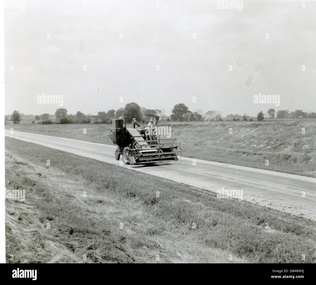 Attrezzatura agricola. Didascalia originale: Attrezzature agricole negli Stati Uniti Route 40, vicino a Greenville, Illinois. Fotografie di T. W. Kines, 3 settembre 1948. Stato: Illinois. Foto Stock