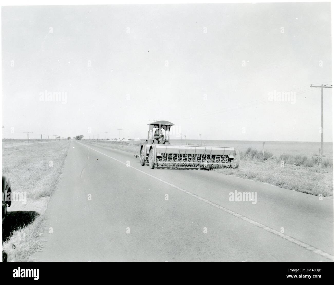 Attrezzatura agricola. Didascalia originale: Attrezzature agricole negli Stati Uniti Route 66, vicino a Grroom, Texas. Foto di T. W. Kines, 1 settembre 1948. Stato: Texas. Foto Stock