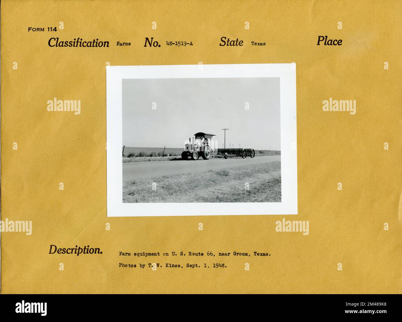 Attrezzatura agricola. Didascalia originale: Attrezzature agricole negli Stati Uniti Route 66, vicino a Grroom, Texas. Foto di T. W. Kines, 1 settembre 1948. Stato: Texas. Foto Stock