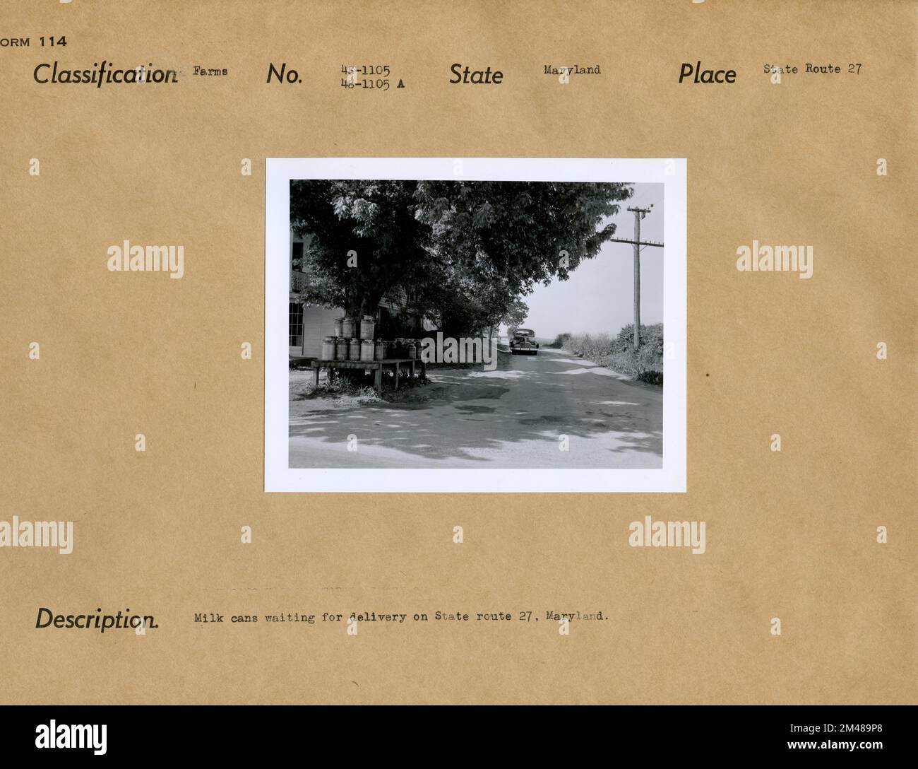 Lattine di latte in attesa di consegna. Didascalia originale: Lattine di latte in attesa di consegna sulla state Route 27, Maryland. Stato: Maryland. Località: State Route 27. Foto Stock