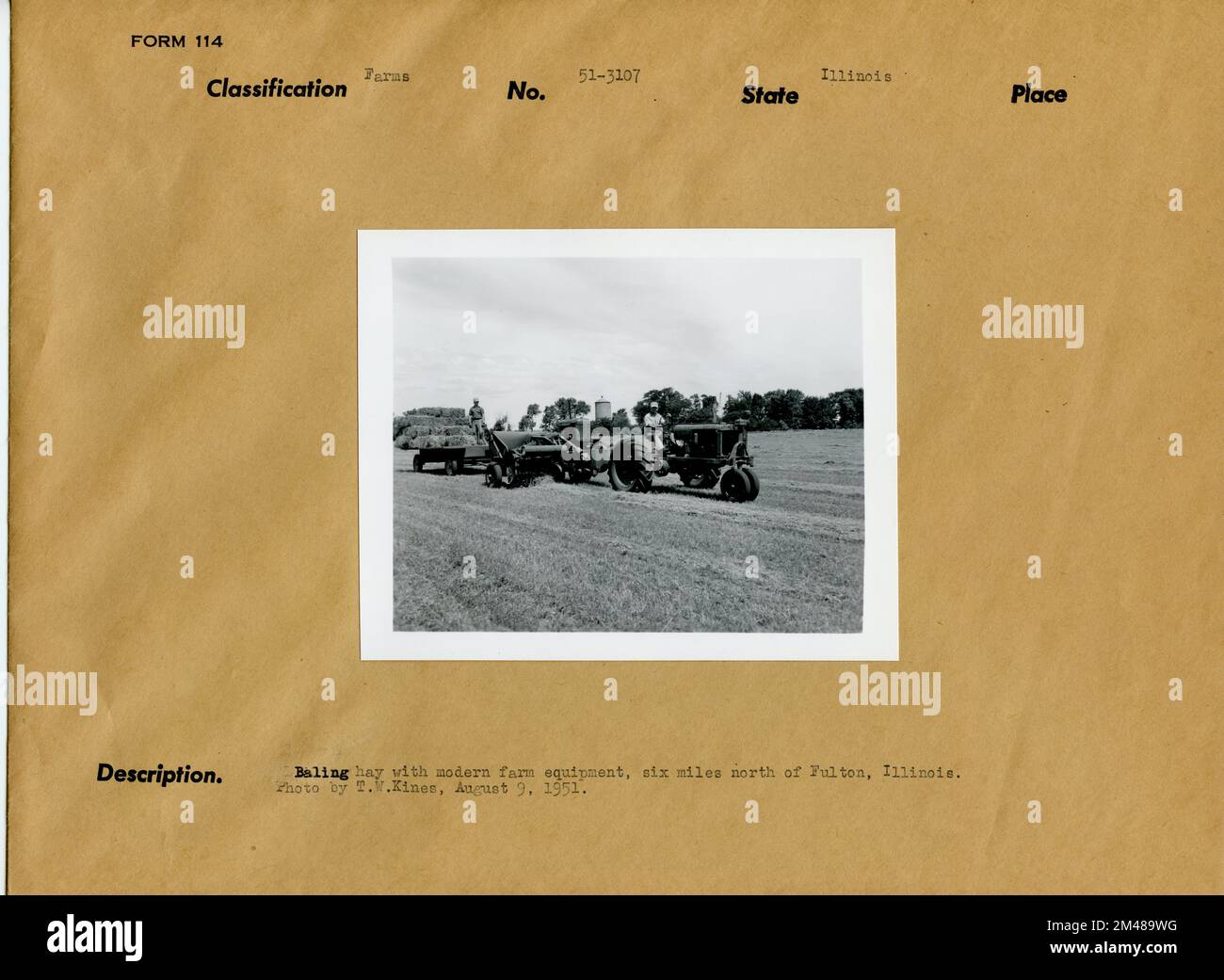 Fieno di imballaggio. Didascalia originale: Imballaggio di fieno con moderne attrezzature agricole, a dieci chilometri a nord di Fulton, Illinois. Foto di T. W. Kines, 9 agosto 1951. Stato: Illinois. Foto Stock