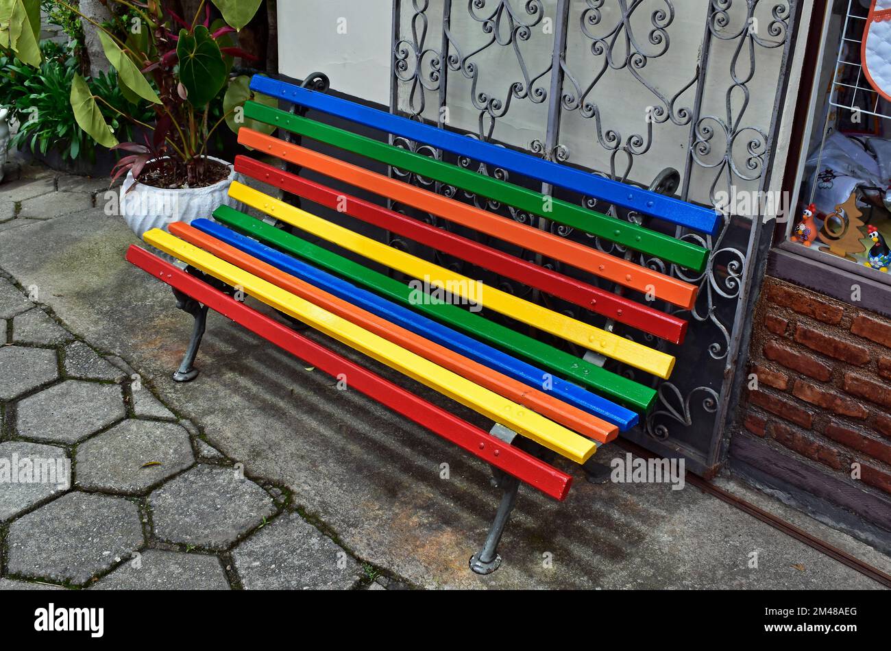 Panchina in legno colorata a Petropolis, Rio de Janeiro, Brasile Foto Stock