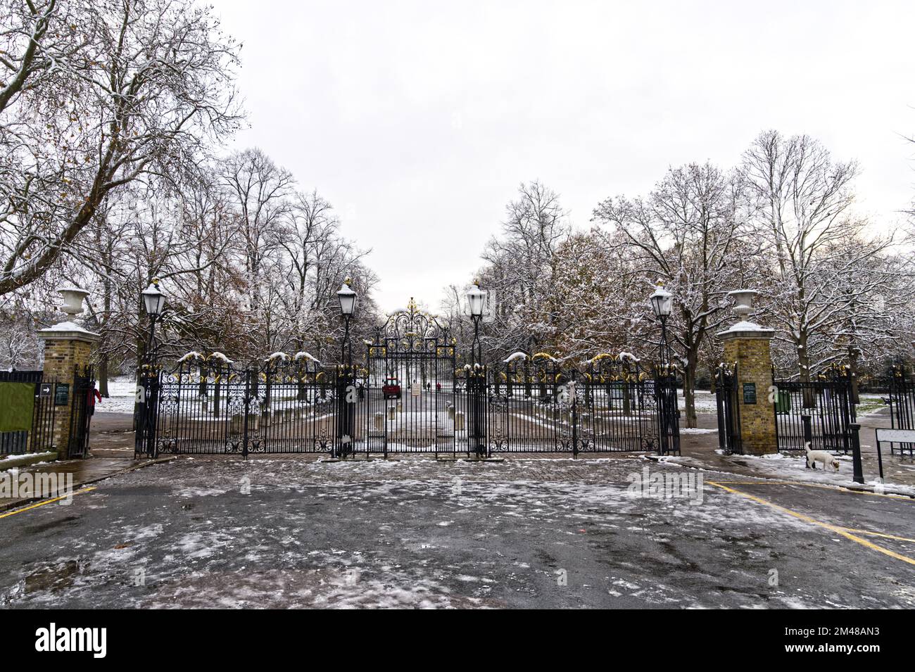 Greenwich Park cancello a Londra in Gran Bretagna in inverno coperto di neve Foto Stock
