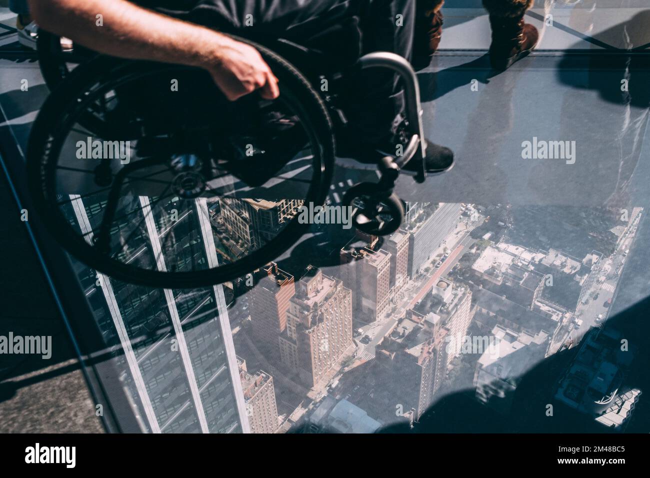 New York Manhattan, 02,10 - 10.10.22: The Edge Aussichtsplattform mit Blick auf die Skyline und Stadt mit Glasboden, Rollstuhl. Foto: Presentazione Mika Foto Stock