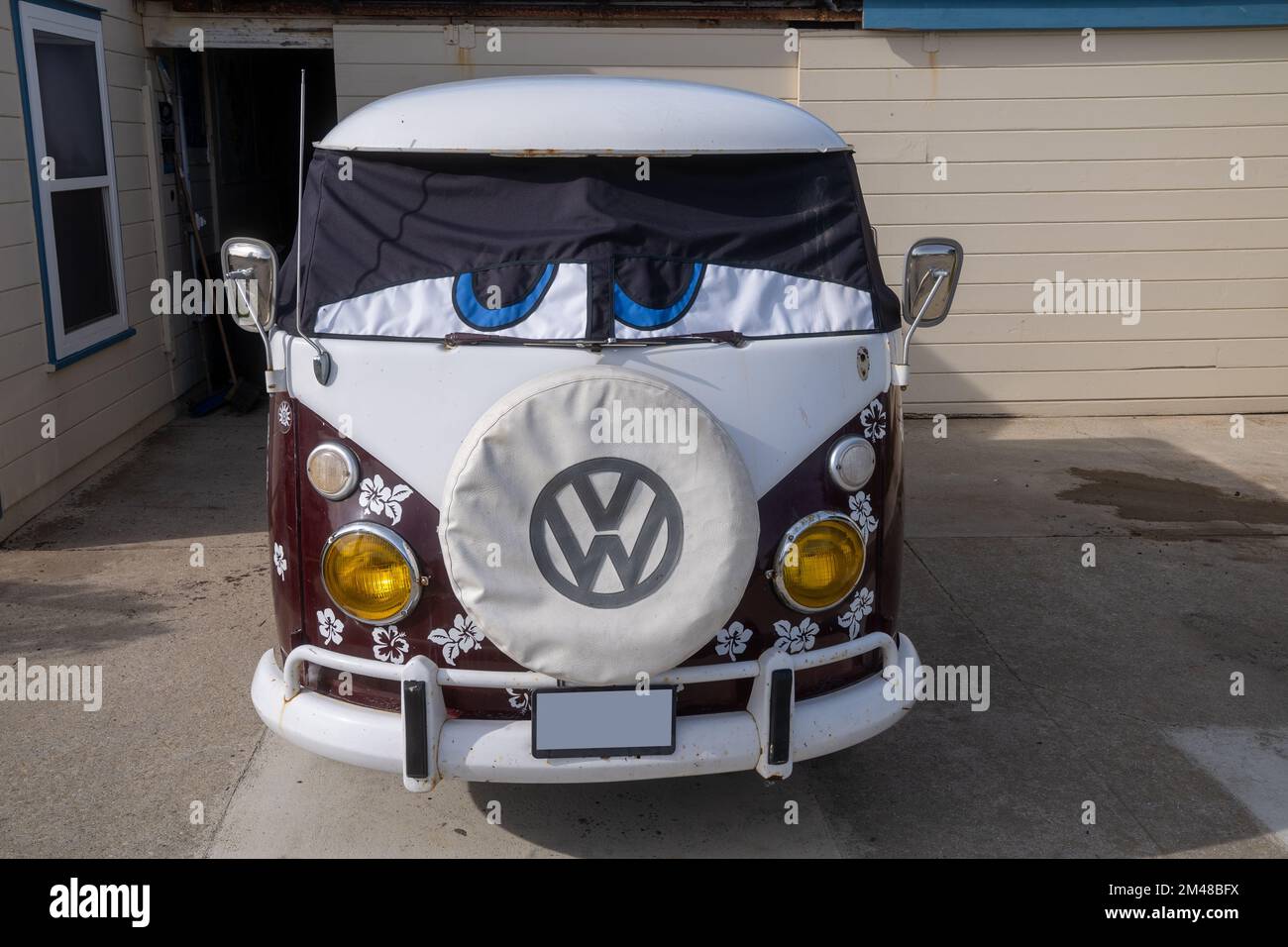 Pigeon Point Light, CA, USA - 11 novembre 2022 - 1960s:00 era Volkswagen Bus siede Foto Stock