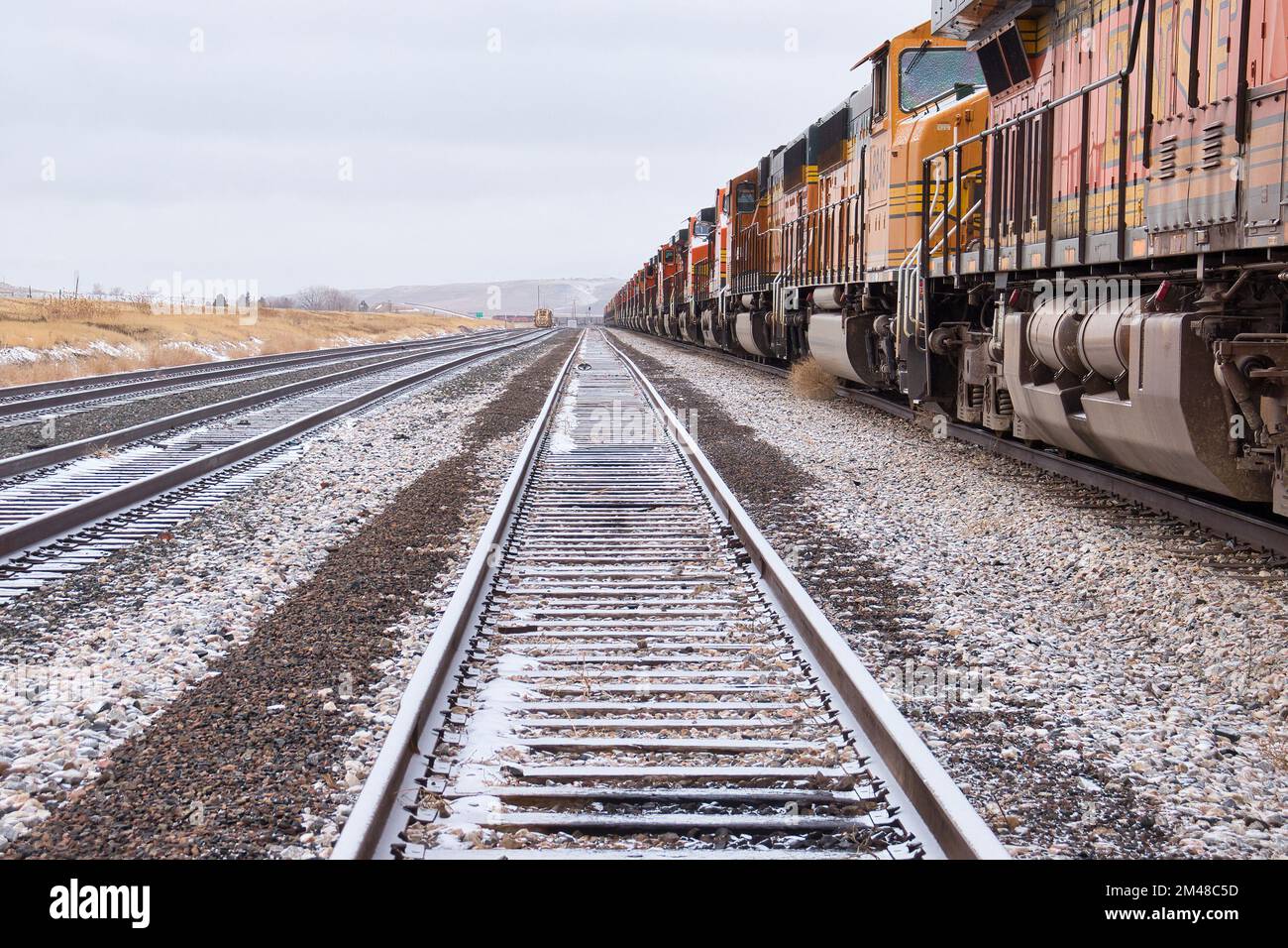 Gillette, Wyoming - 23 gennaio 2021: Raildroad segue una fredda e nuvolosa giornata invernale a Gillette, Wyoming. Foto Stock