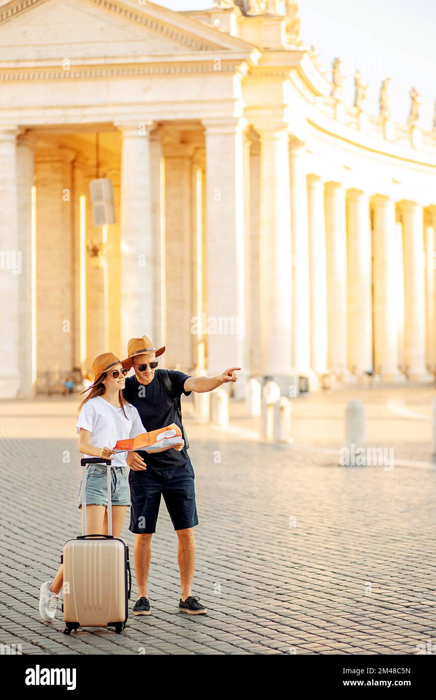 Turisti felici guardando una mappa. Coppia di turisti in vacanza a Roma, Italia. Delocalizzazione Foto Stock