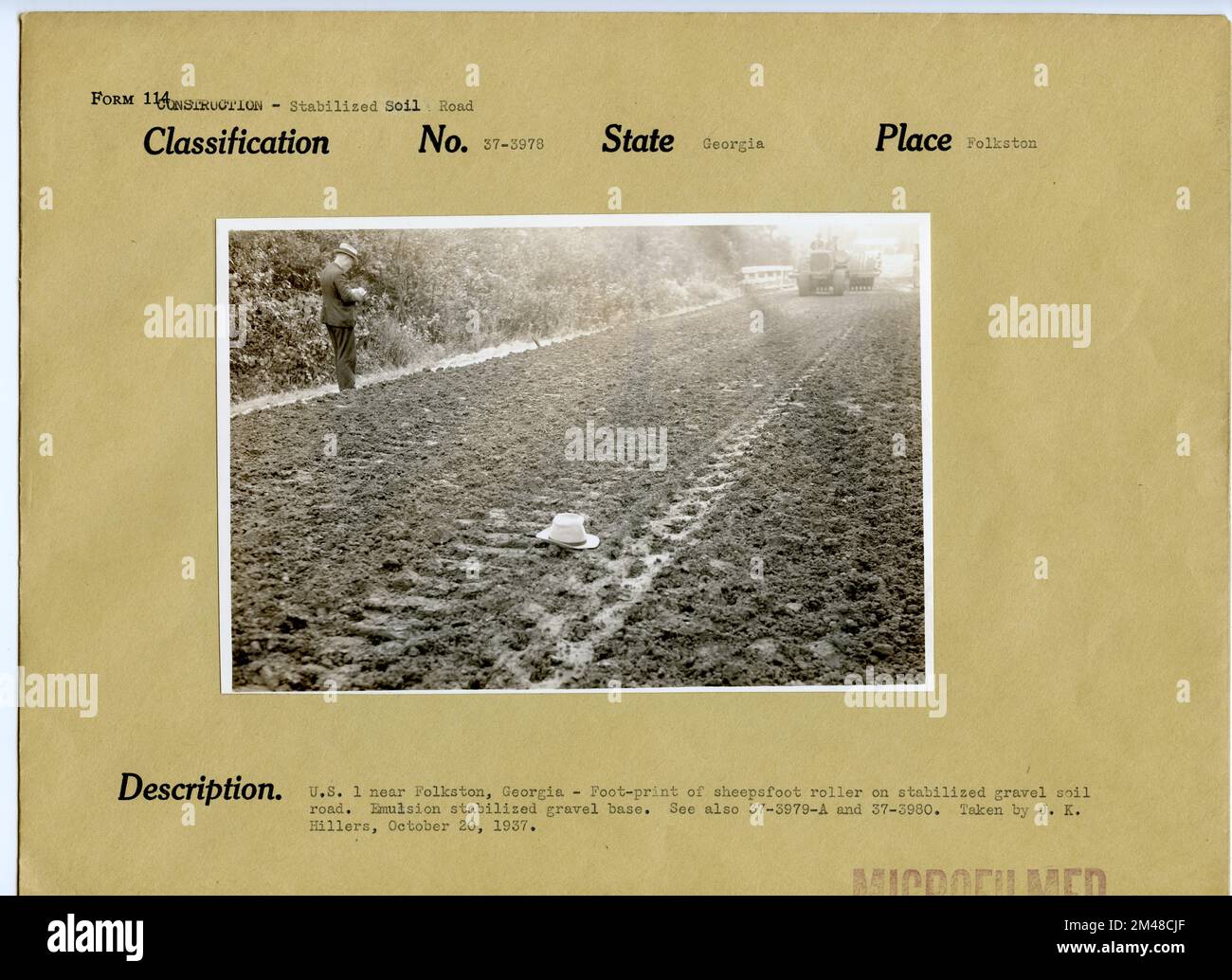 Terreno di base in ghiaia stabilizzata in emulsione sulla US 1 vicino a Folkston, Georgia. Didascalia originale: US 1 vicino Folkston, Georgia - impronta del rullo a piede di pecora su strada di ghiaia stabilizzata. Base in ghiaia stabilizzata in emulsione. Vedere anche 37-3979-A e 37-3980. Tratto da J. K. Hillers, 20 ottobre 1937. Stato: Georgia. Località: Folkston. Foto Stock