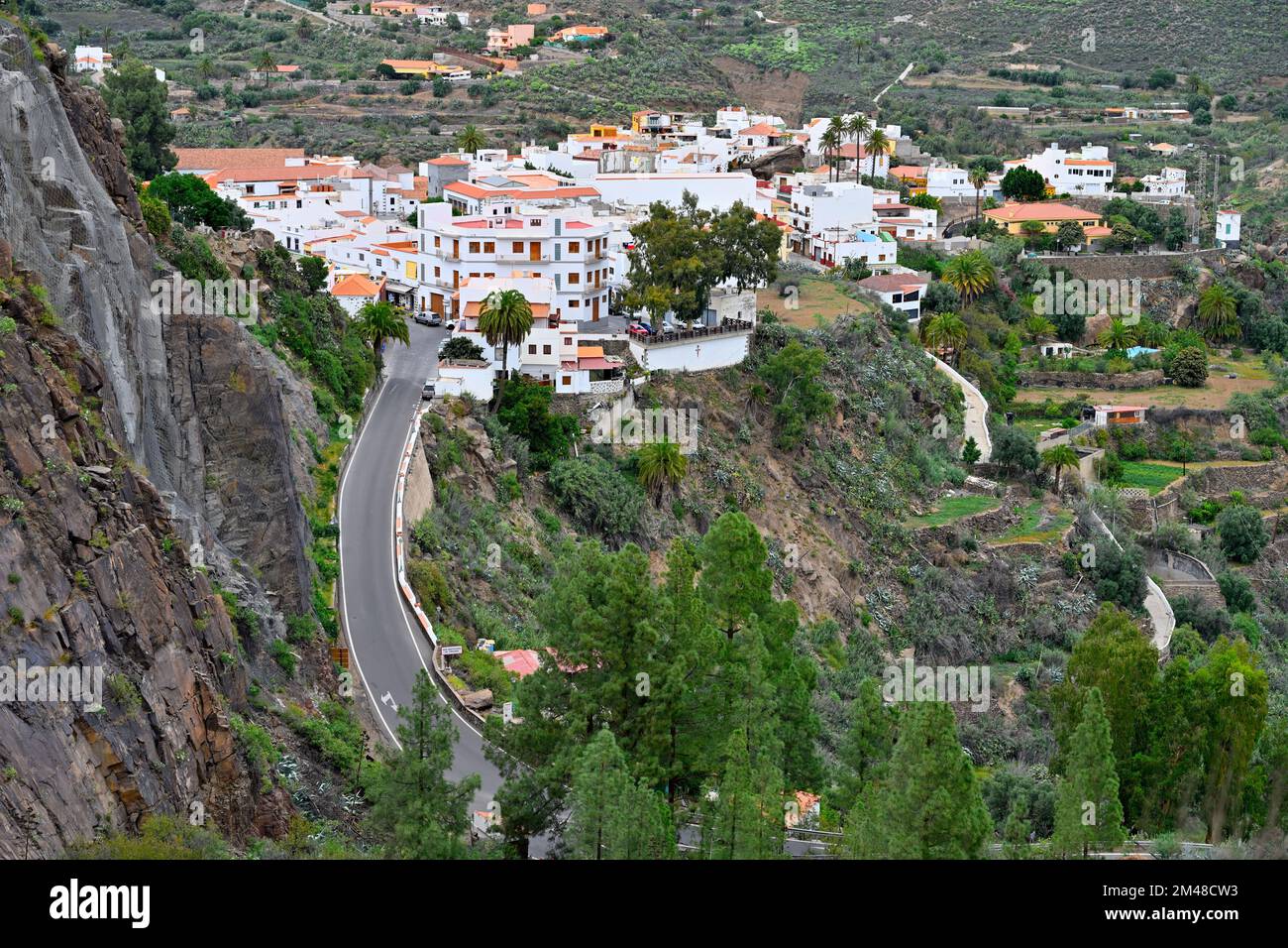 Vista sul pittoresco villaggio di San Bartolomé de Tirajana con case bianche sulle montagne, Gran Canaria Foto Stock