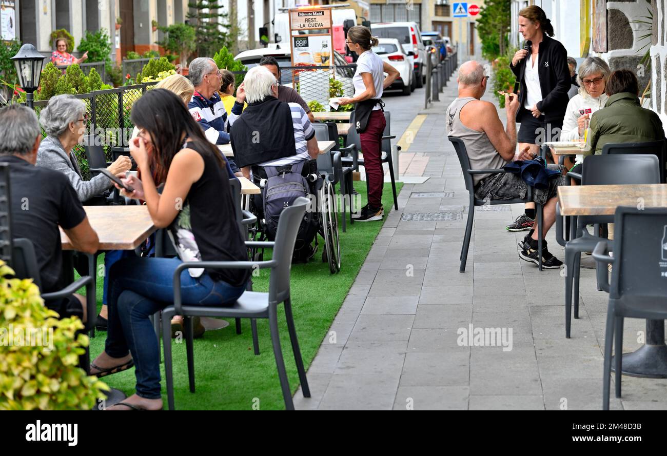 Mangiare all'aperto al ristorante la cueva, con tavoli e sedie in zona pedonale di marciapiede nel villaggio di San Bartolomé de Tirajana, Gran Canaria Foto Stock
