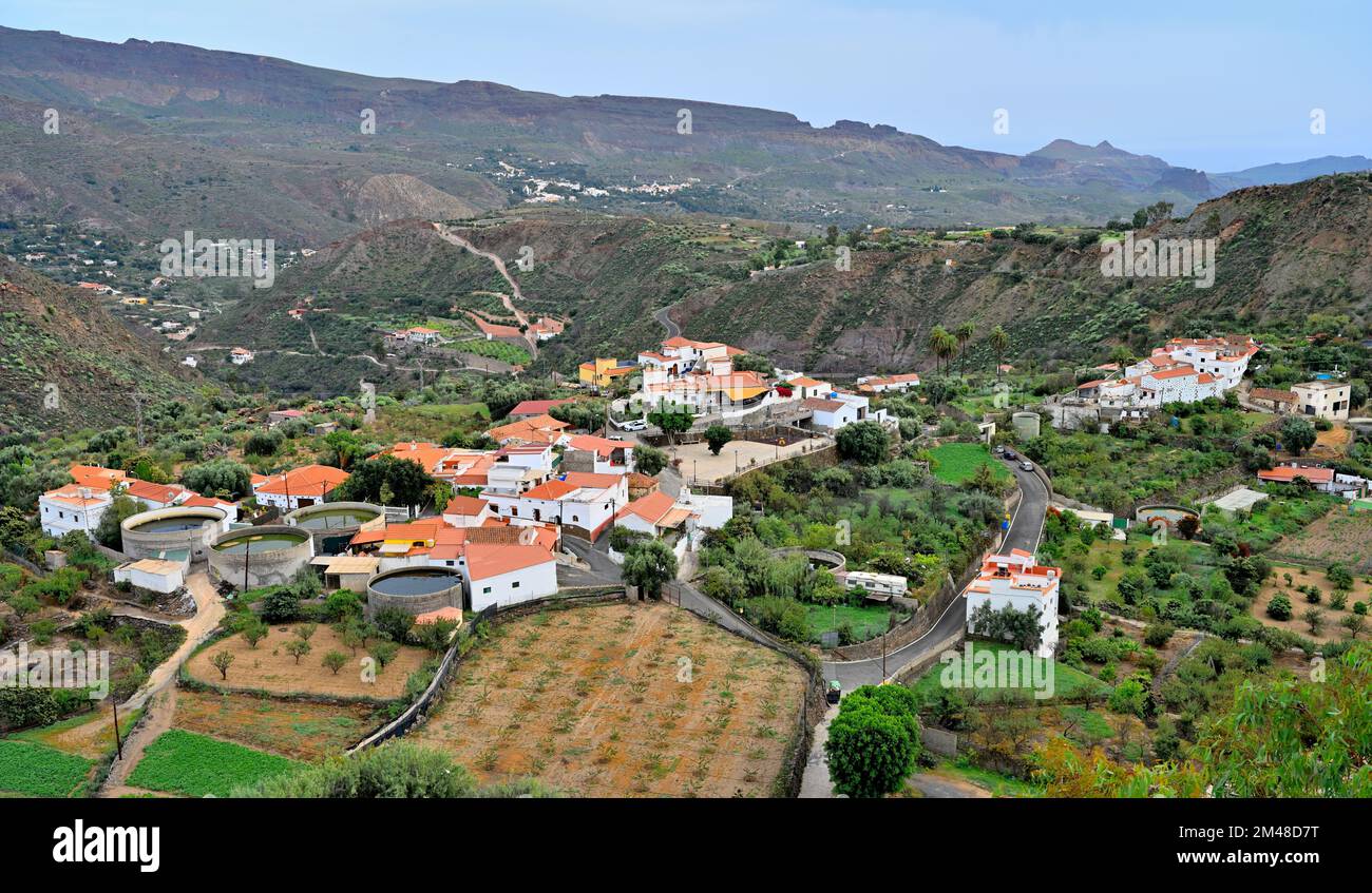 Vista sulla parte inferiore del pittoresco villaggio di San Bartolomé de Tirajana con case bianche sulle montagne, Gran Canaria Foto Stock