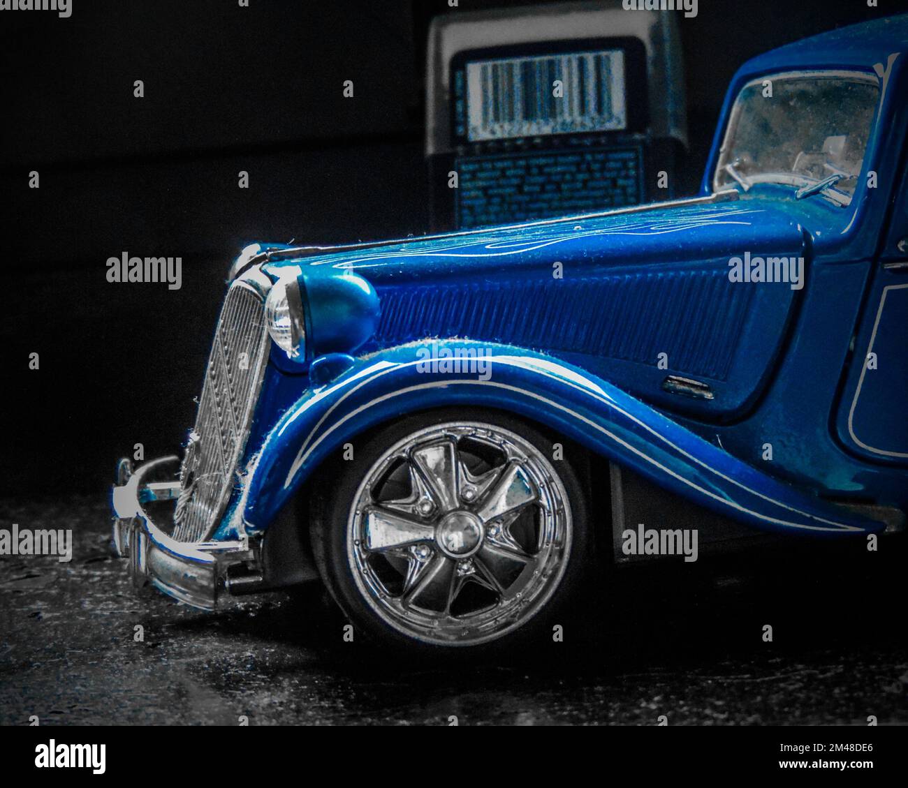 Una foto laterale di un'auto Ford blu da 1932 mm Foto Stock