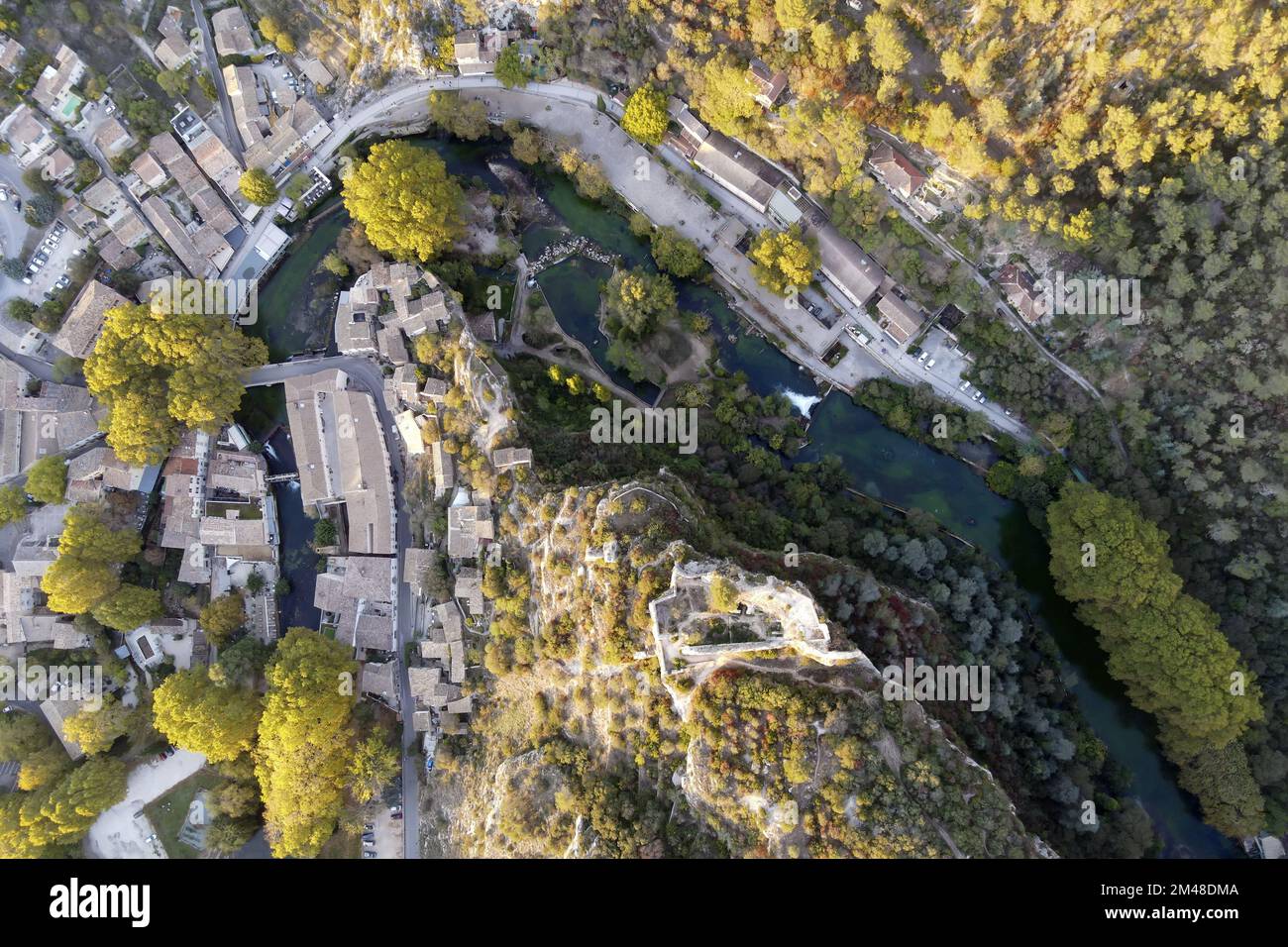 Fontaine-de-Vaucluse ('pring of Vaucluse') è costruita intorno alla Fontaine de Vaucluse, una sorgente in una valle ai piedi dei Monti Vaucluse non f Foto Stock