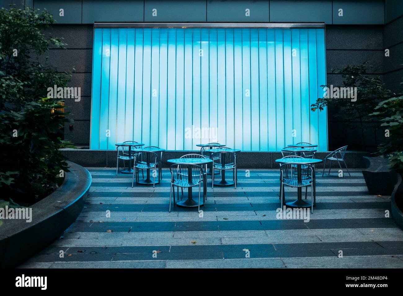New York Manhattan, 02,10 - 10.10.22: Leerer Platz mit türkiser Beleuchtung in New York. Foto: Presentazione Mika Volkmann Foto Stock