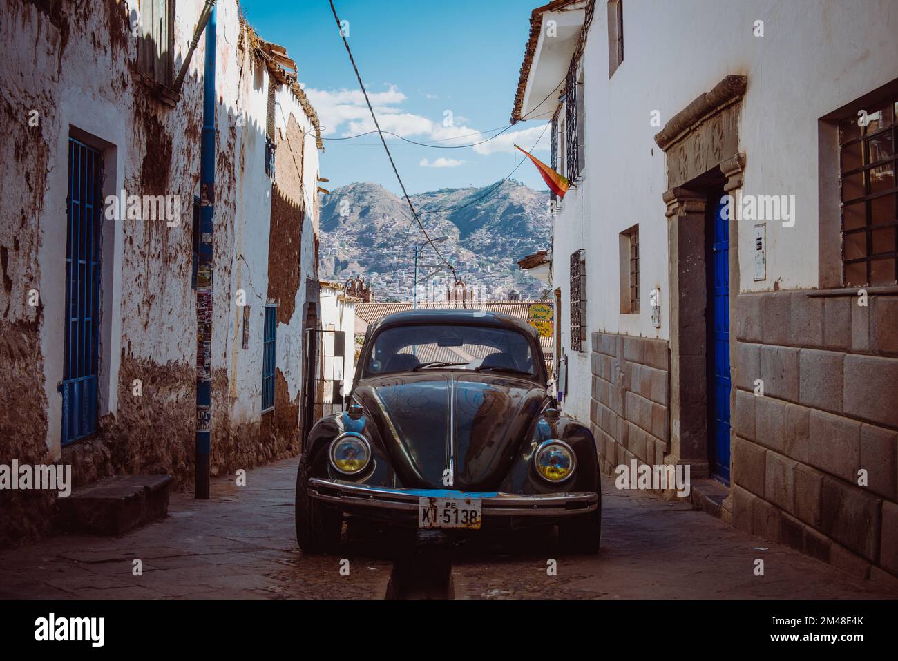 Volkswagen Beetle nelle strade secondarie di Cusco Perù in Sud America Foto Stock