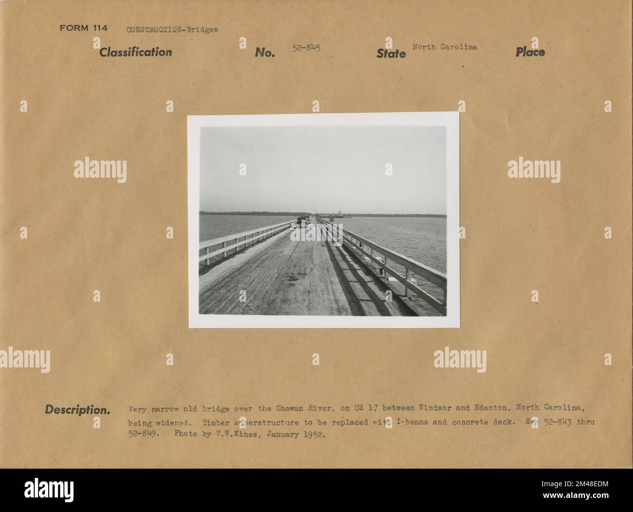 Ponte Vecchio molto stretto sul fiume Chowan. Didascalia originale: Ponte molto stretto sul fiume Chowan, sulla US 17 tra Windsor ed Edenton, in via di ampliamento. Sovrastruttura in legno da sostituire con travi a i e ponte in cemento. Foto di T. W. Kines. Stato: North Carolina. Foto Stock