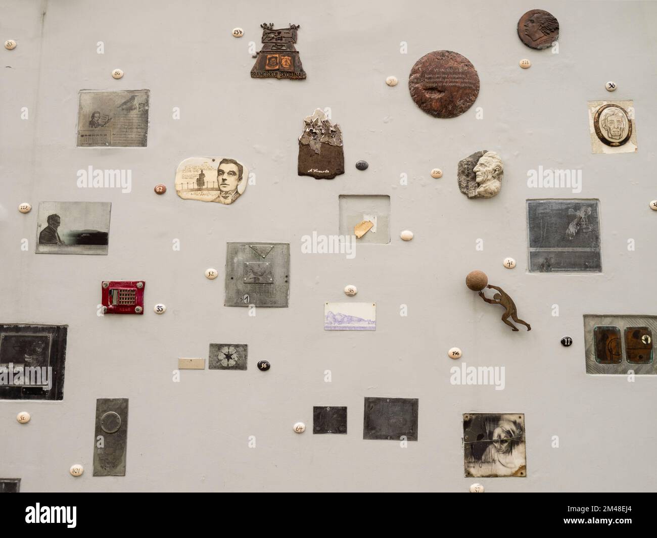 Galleria all'aperto di artisti locali, Via Literatu, Vilnius, Lituania, Stati baltici, Europa Foto Stock