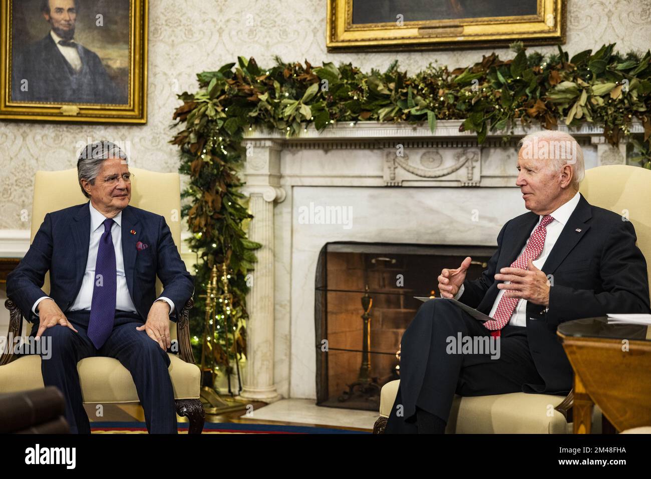 Washington, Stati Uniti. 19th Dec, 2022. Il Presidente DEGLI STATI UNITI Joe Biden (R) incontra il Presidente ecuadoriano Guillermo lasso nell'Ufficio ovale della Casa Bianca di Washington, DC, il 19 dicembre 2022. Foto di Samuel Corum/UPI Credit: UPI/Alamy Live News Foto Stock