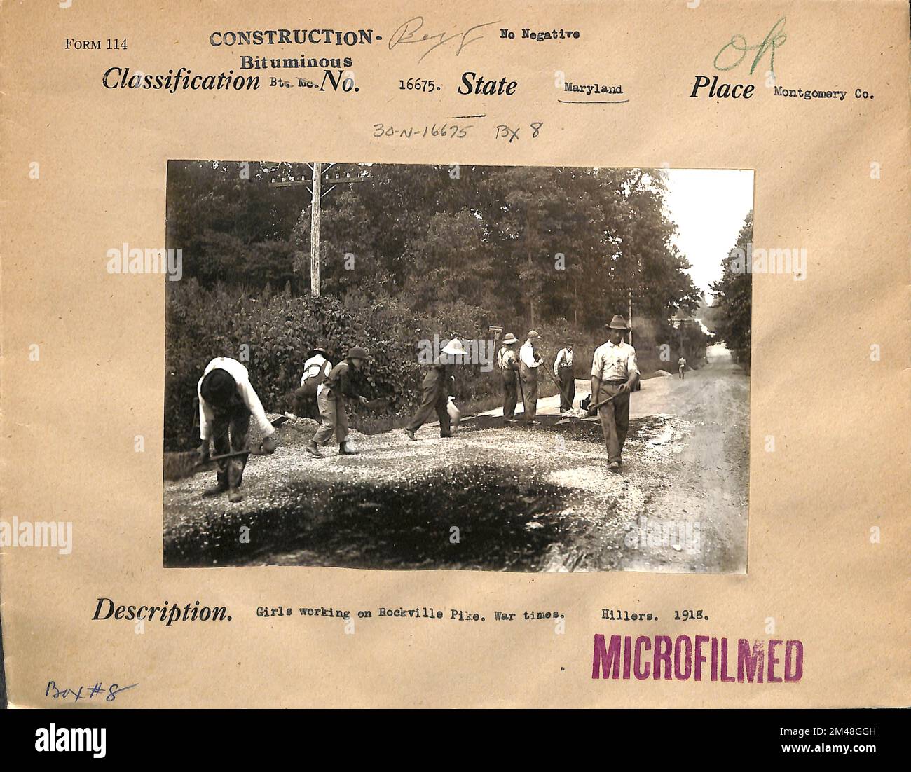 Ragazze che lavorano su Rockville Pike. Didascalia originale: Ragazze che lavorano su Rockville Pike. Tempi di guerra. J. K. Hillers 1918. Stato: Maryland. Località: Montgomery County. Foto Stock
