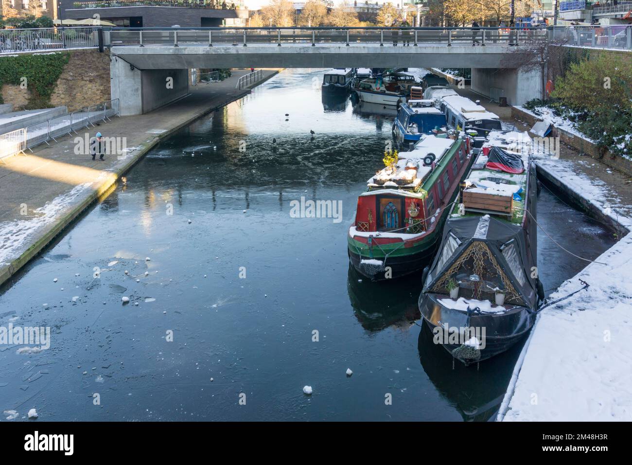 Canal Boats in parte ghiacciato sul Regent's Canal a King's Cross a Londra. Foto Stock