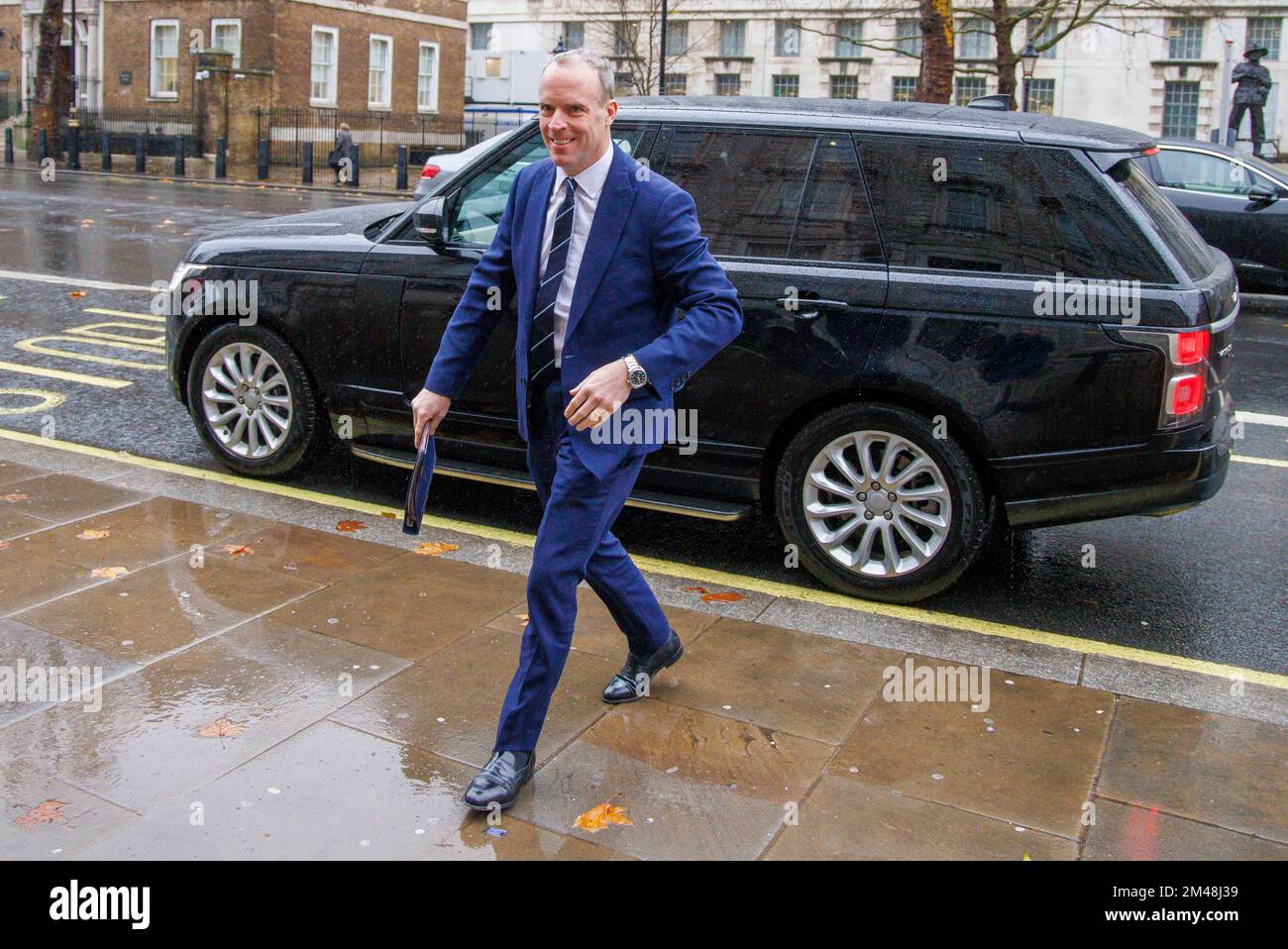 Londra, Regno Unito. 19th Dec, 2022. Dominic Raab, Vice primo Ministro, Lord Cancelliere e Segretario di Stato per la Giustizia. INCONTRO DI COBRA presso l'Ufficio del Gabinetto. I Ministri conservatori si riuniscono per discutere gli scioperi di salute e di ambulanza nel settore ferroviario. Sono sotto pressione per risolvere la situazione. Credit: Notizie dal vivo di Mark Thomas/Alamy Foto Stock