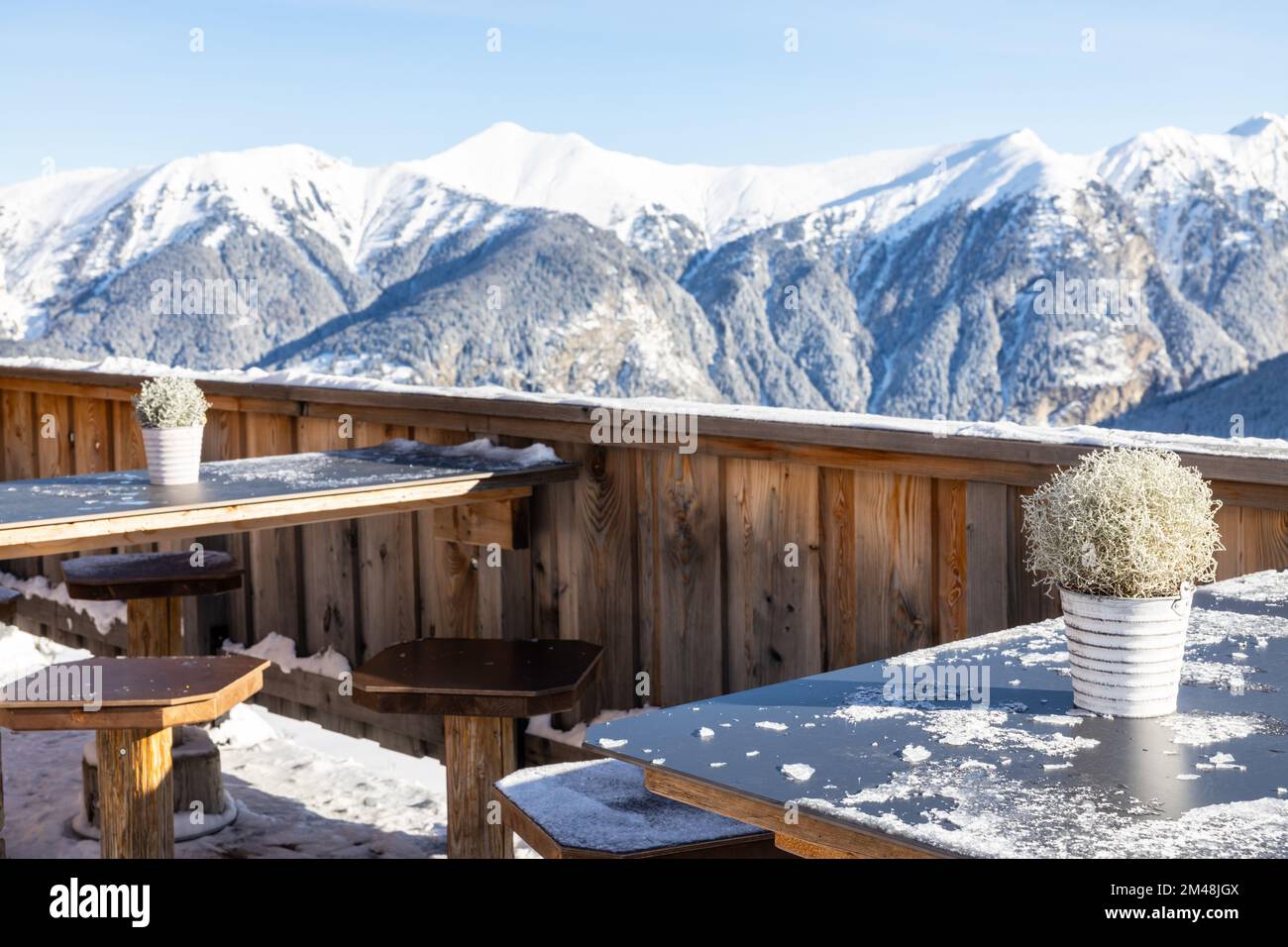 Vista panoramica sulla catena montuosa alpina dalla parte aperta del ristorante, Austria, Salisburgo Foto Stock
