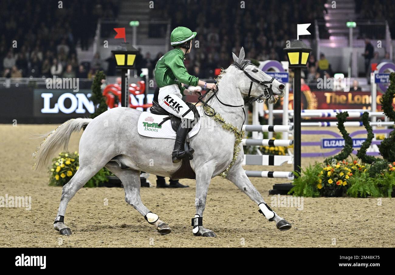 Royal Victoria Dock, Regno Unito. 19th Dec, 2022. London International Horse Show. Excel Londra. Royal Victoria Dock. Saffie Osborne (GBR) durante il relè Markel jockeys Jumping. Credit: Sport in Pictures/Alamy Live News Foto Stock